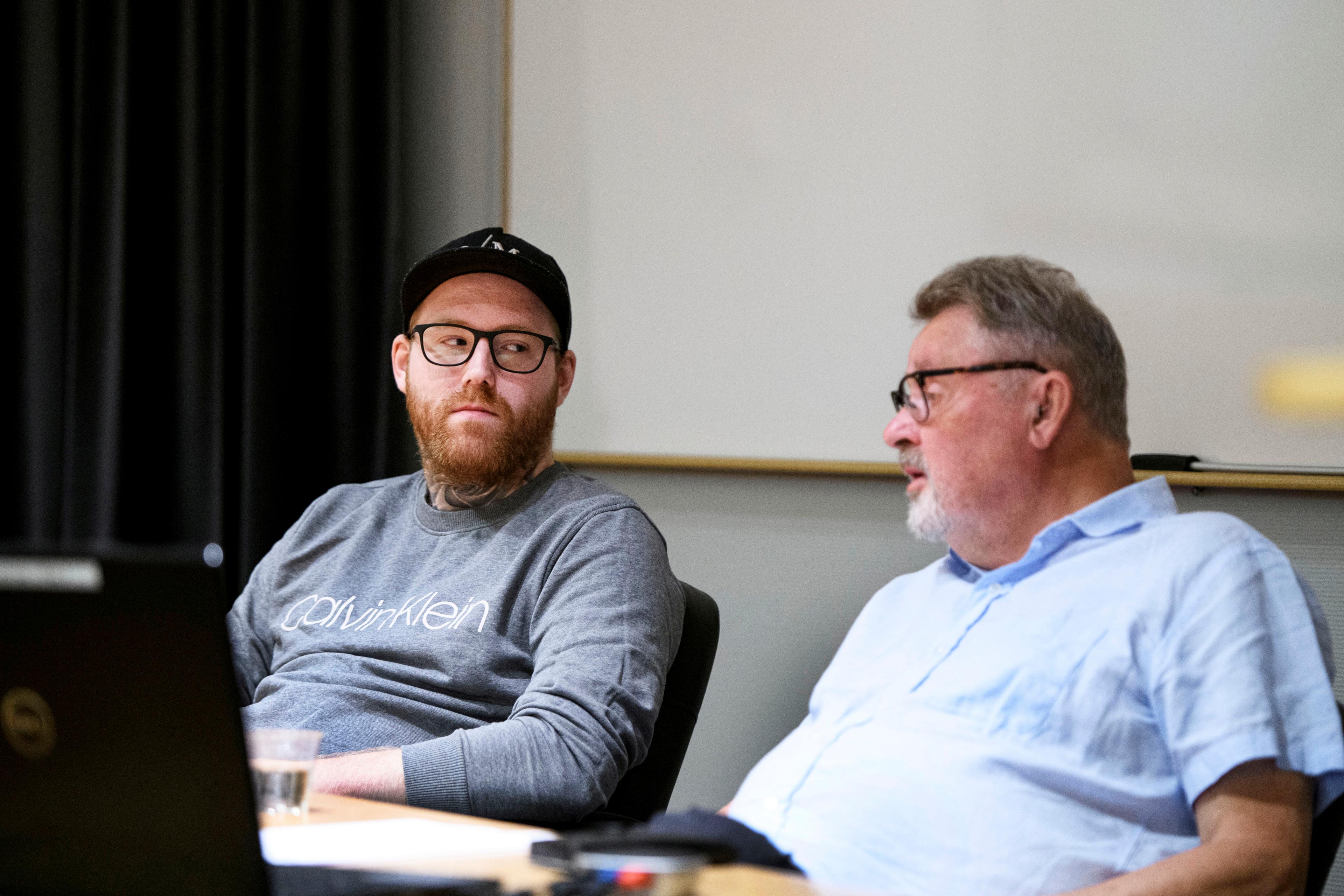 Robin Dahlén och advokaten Stefan Liliebäck under en pressträff 2022 då det meddelades att Robin Dahlén stämmer Arvika kommun på tre miljoner kronor. Foto: Tommy Pedersen/TT