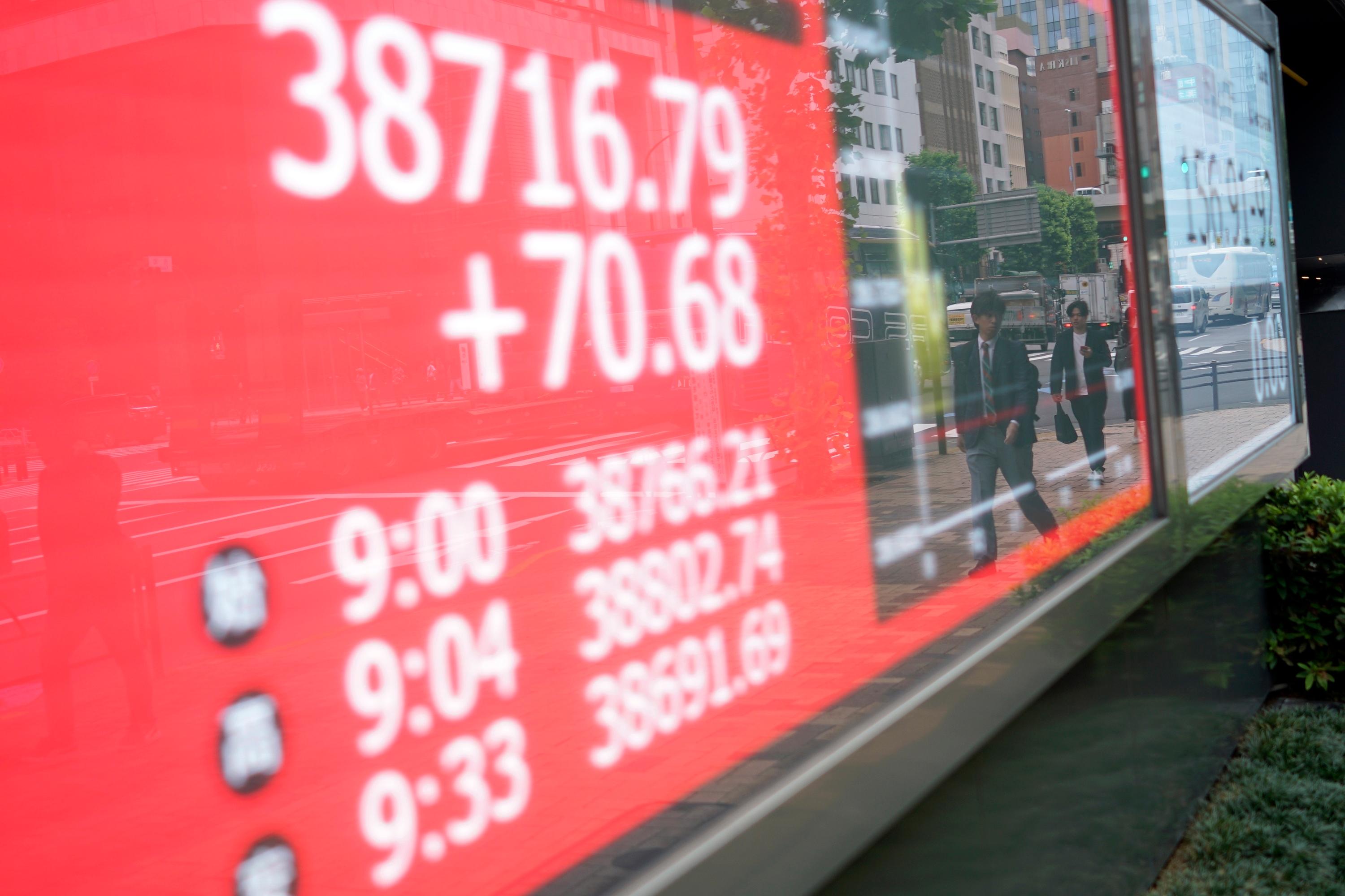 Tokyobörsen inleder handelsveckan på plus. Bilden är tagen 27 maj. Foto: Eugene Hoshiko/AP/TT