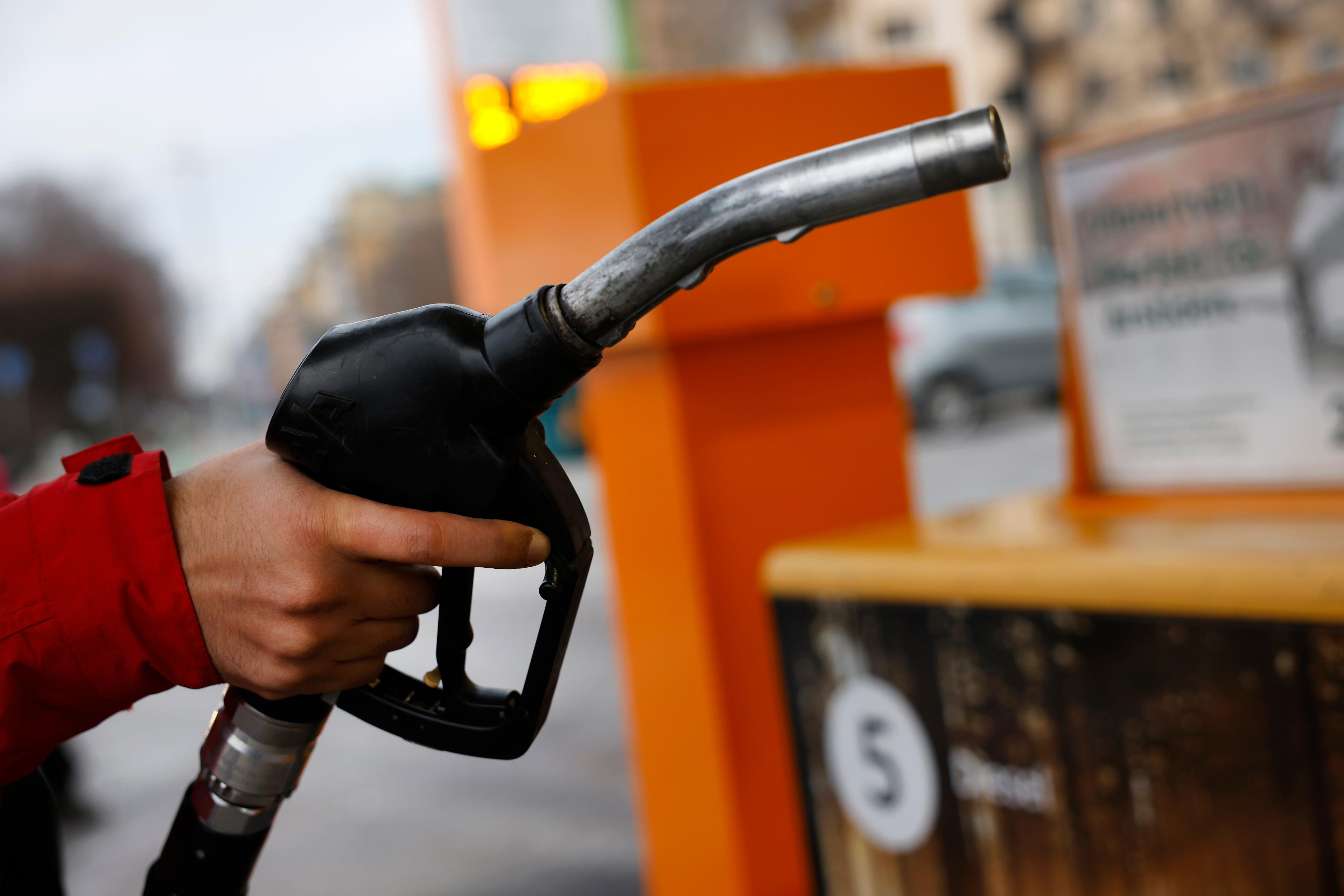 Priset på en liter diesel sänks. Arkivbild. Foto: Fredrik Persson/TT