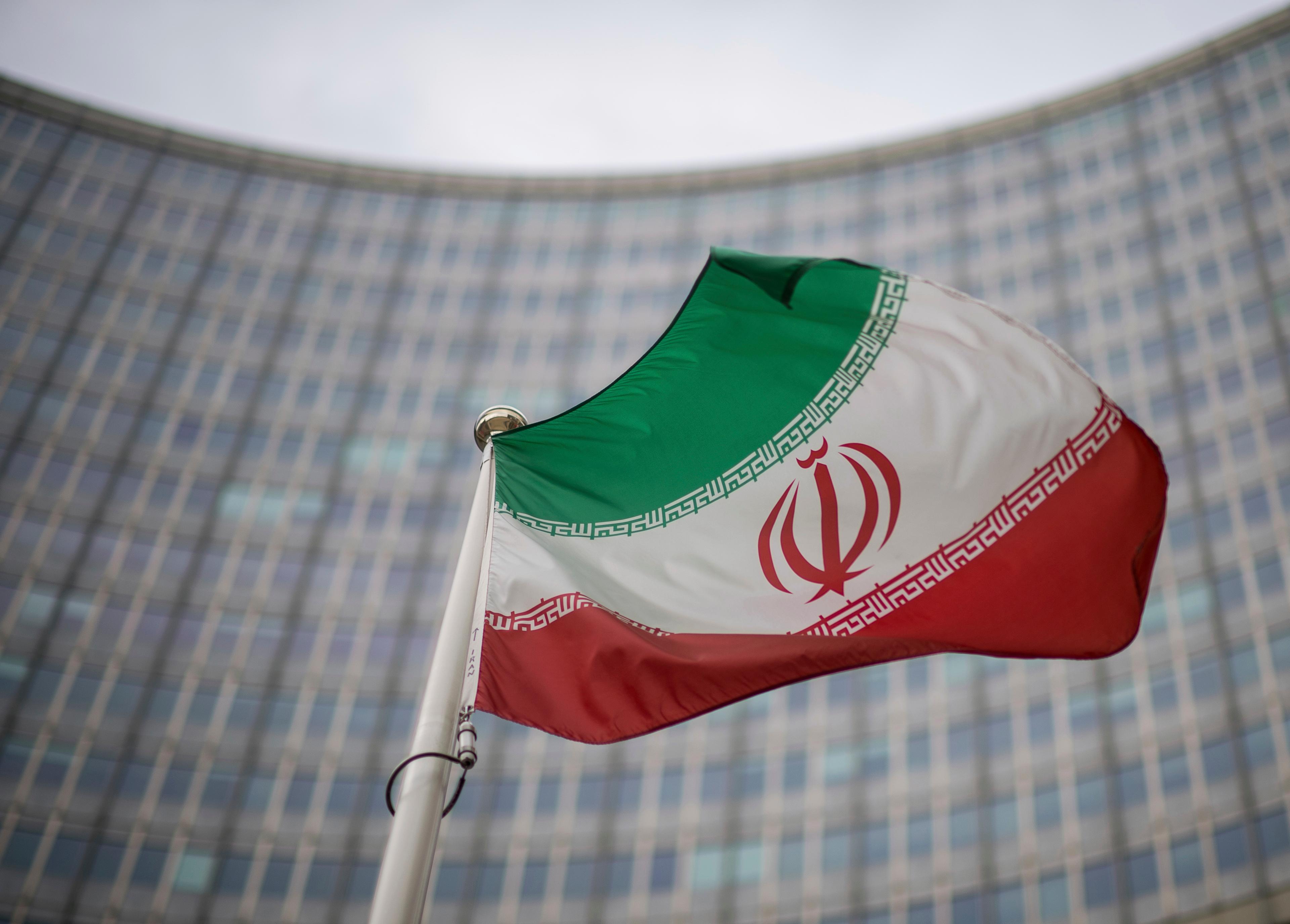 Irans flagga vajar framför Internationella atomenergiorganets högkvarter i Wien. Arkivbild. Foto: Michael Gruber/AP/TT