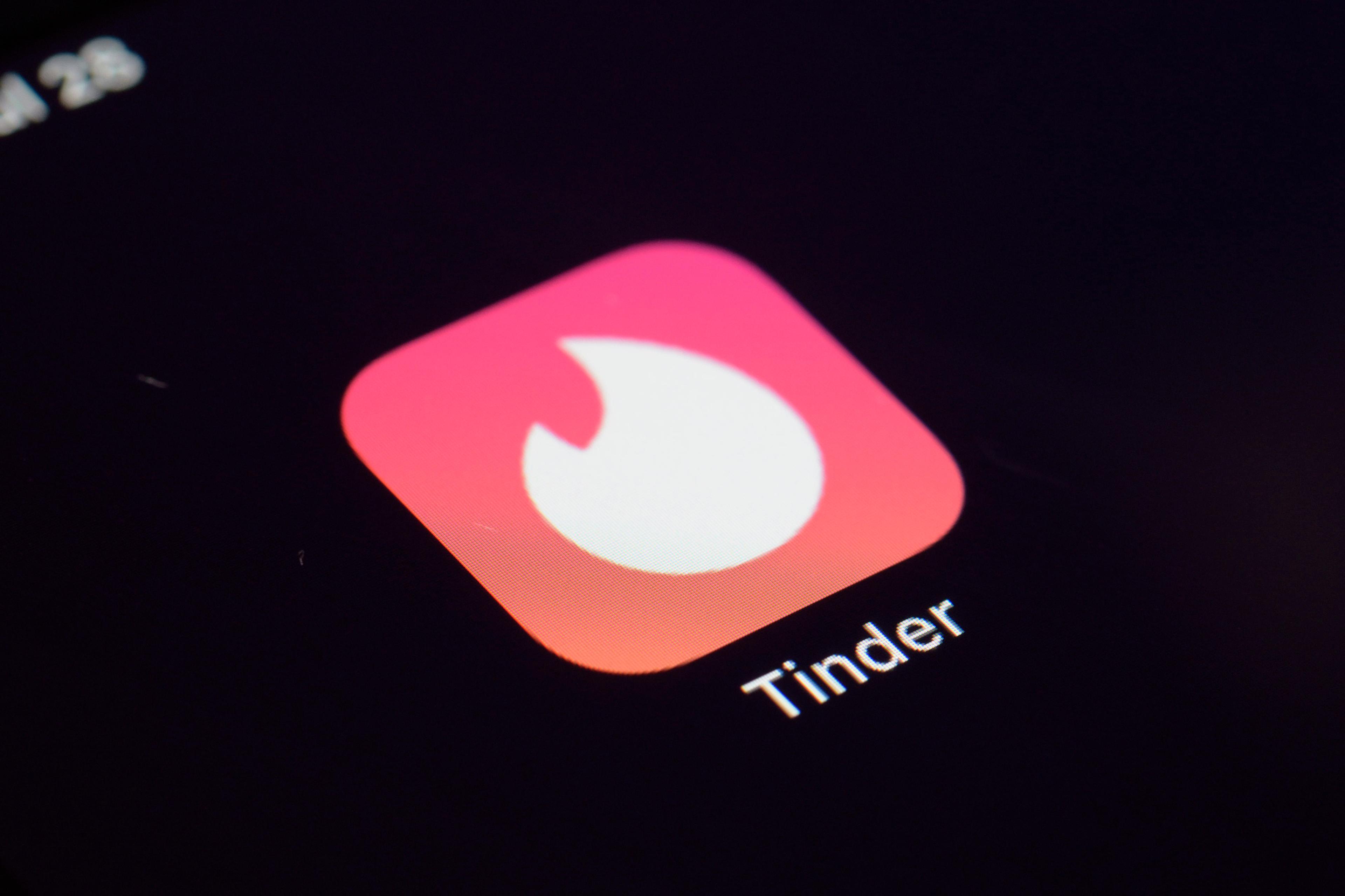 En man som svindlat kvinnor han träffat på Tinder har dömts. Arkivbild. Foto: Patrick Sison/AP/TT