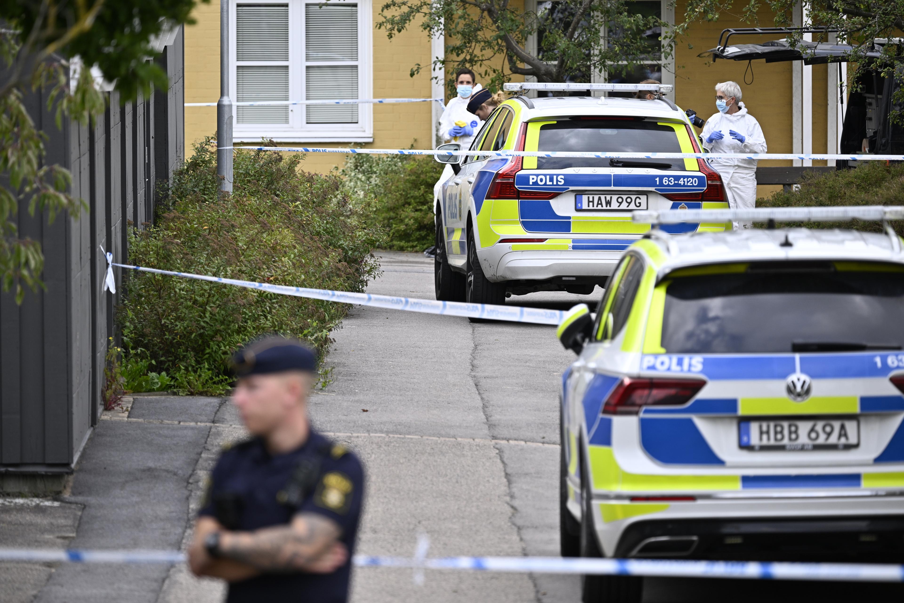 Polis, kriminaltekniker och specialsökhund på plats i Helsingborg sommaren 2023 då en person skjutits i en bil. Arkivbild. Foto: Johan Nilsson/TT