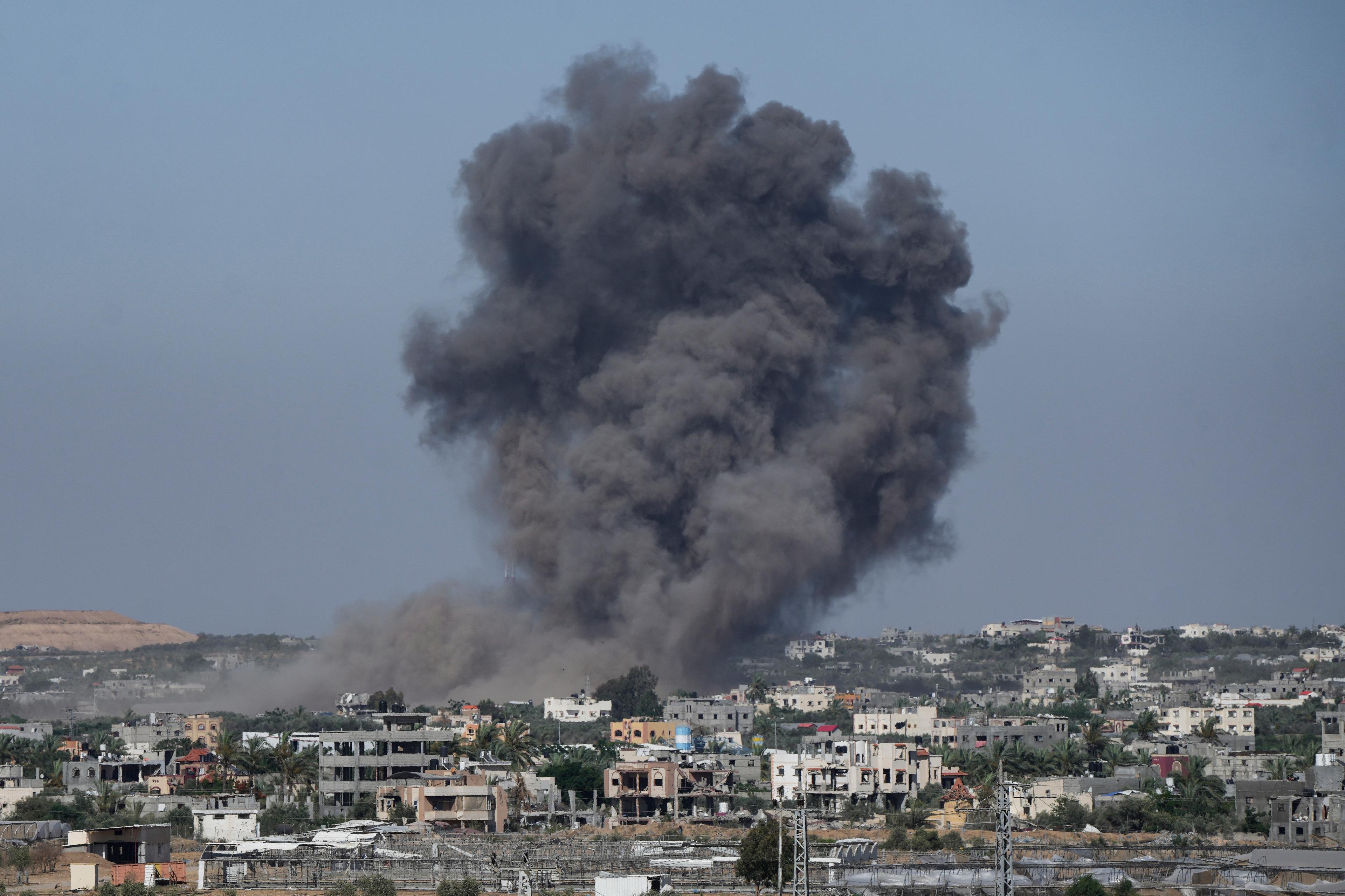Rök stiger till följd av ett israeliskt luftangrepp i Rafah i Gaza under torsdagen. Foto: Abdel Kareem Hana/AP/TT
