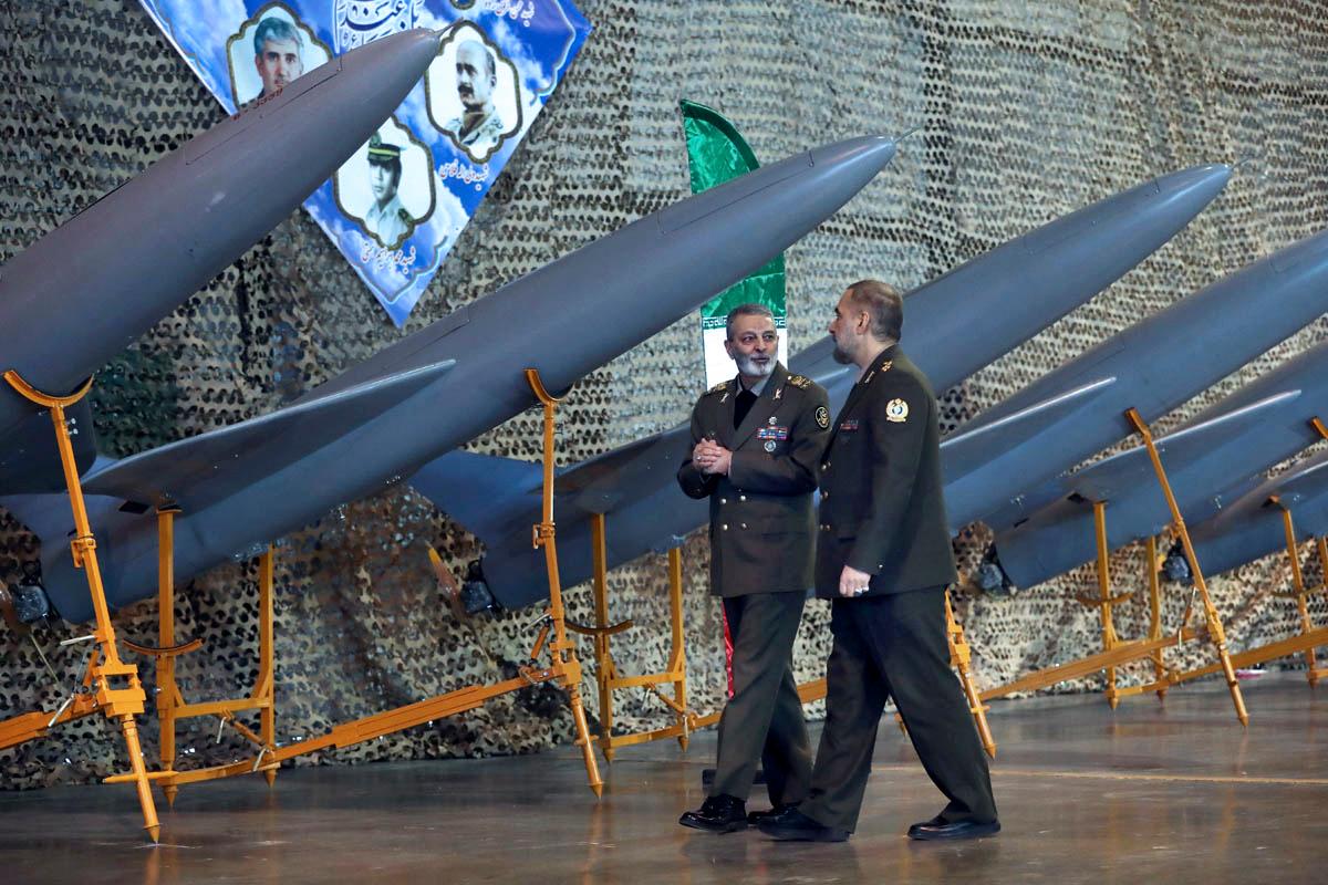 Irans försvarsminister Mohammad Reza Gharaei Ashtiani (till höger) beläggs med EU-sanktioner. Här på arkivbild med iranska drönare. Foto: Irans militär via AP/TT