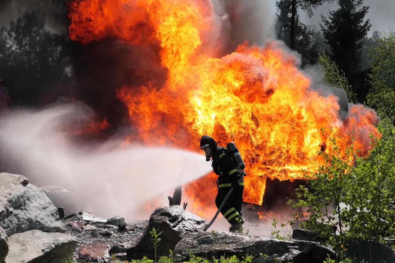 Räddningstjänsten behöver gå ifrån dygnspassarbete. Uppfattningarna om huruvida det skulle förbättra säkerheten i verksamheterna går dock isär. Foto: Peter Wemmert