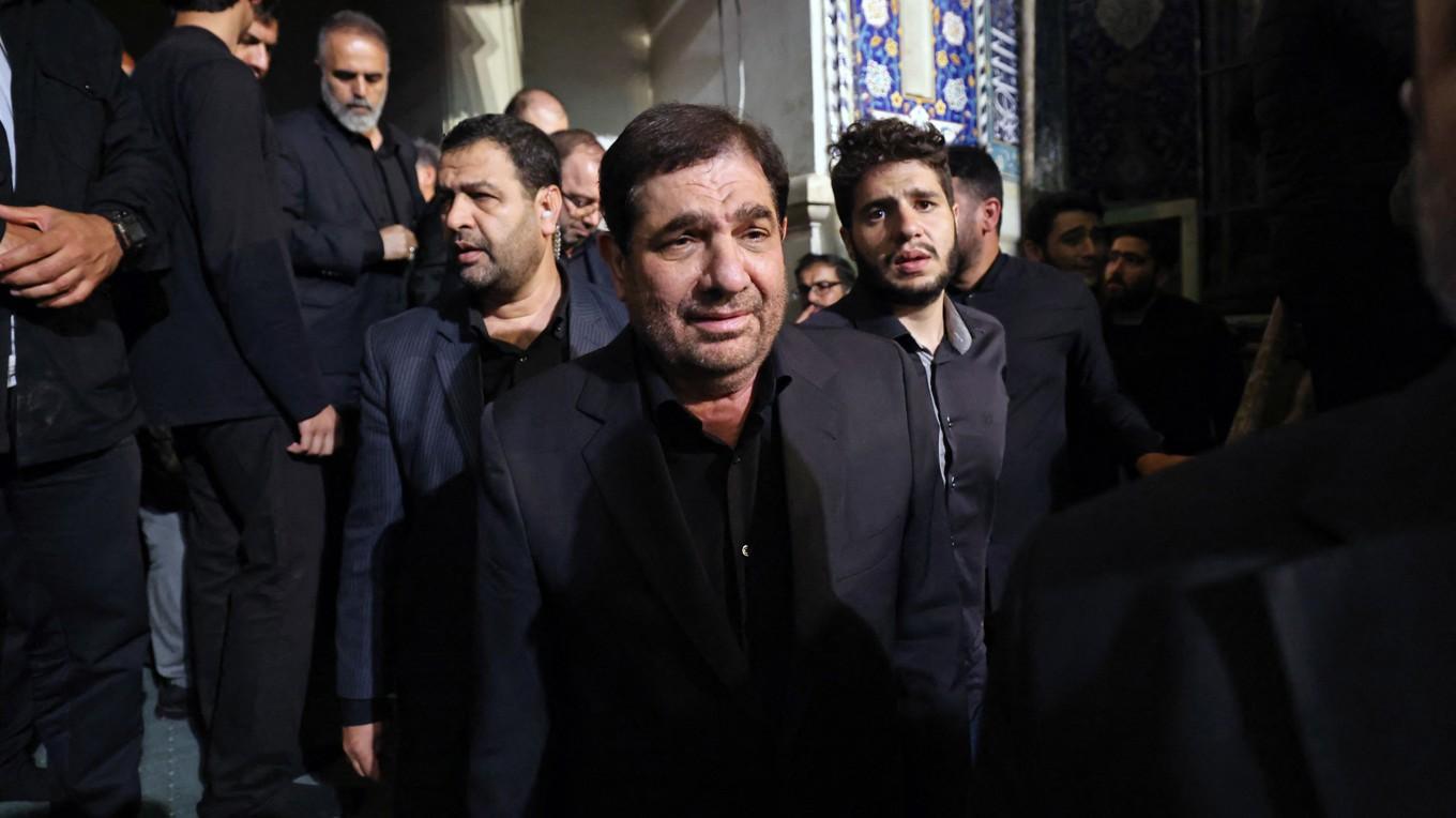 Irans tillförordnade president Mohammad Mokhber (främst) deltar i en sorgceremoni för den döde presidenten Ebrahom Raisi, som dödades i en helikopterkrasch, i en moské i Teheran. Foto: Atta Kenare/AFP via Getty Images