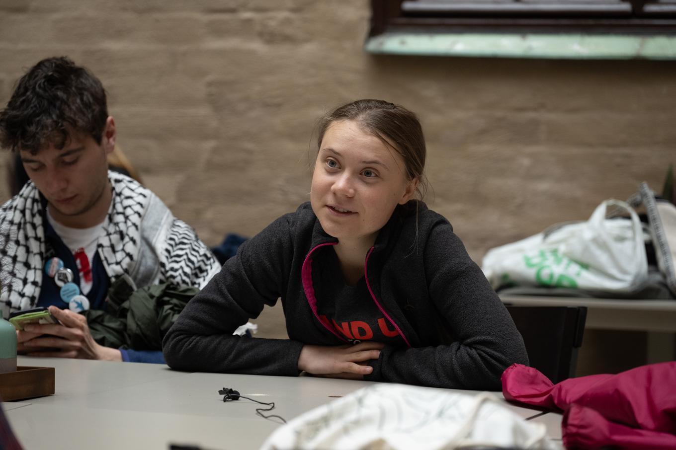 Greta Thunberg utanför rättssalen innan rättegången. Foto: Roger Sahlström