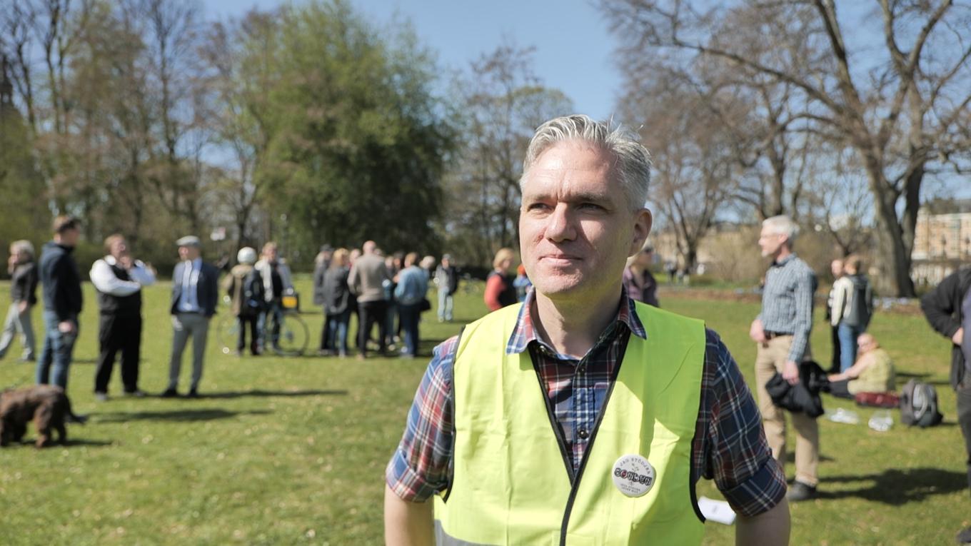 Klaus Bernpaintner, kandidat till EU-valet på AFS lista och initiativtagare till Bondetåget 2023, vid manifestationen i Stockholm den 1 maj. Foto: Marcus Strand