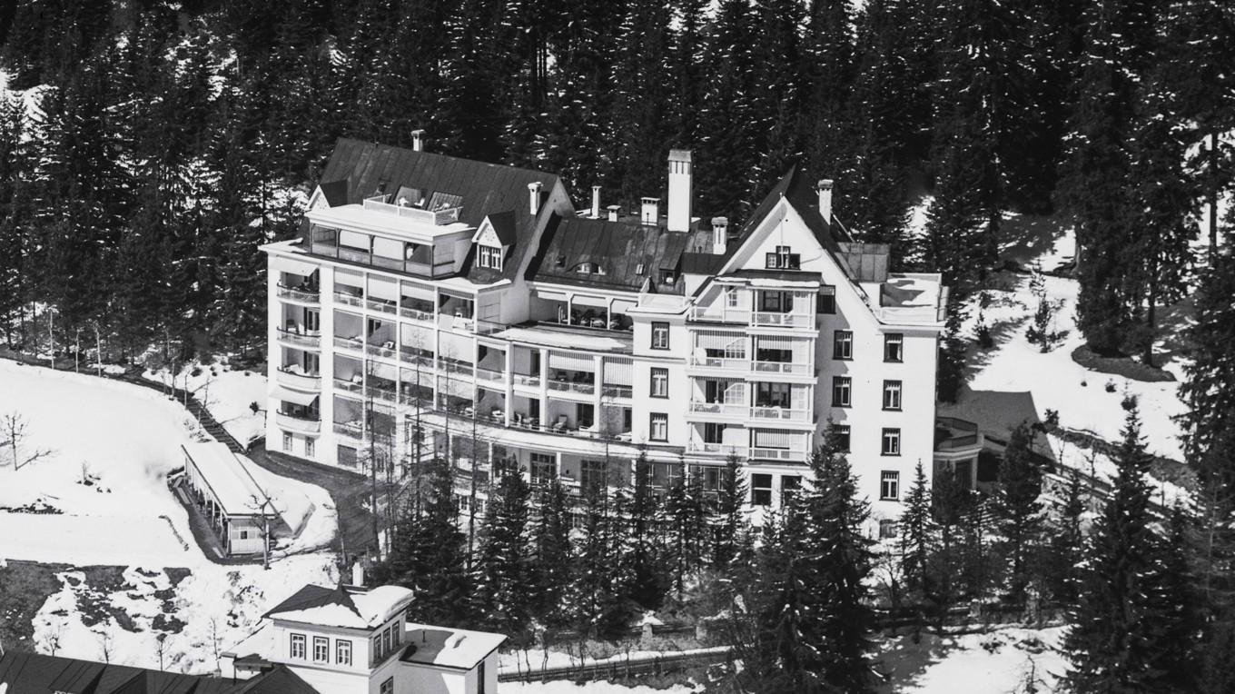 Sanatoriet i Davos där Bergtagen utspelar sig. Bilden är tagen 1949. Foto: Public Domain