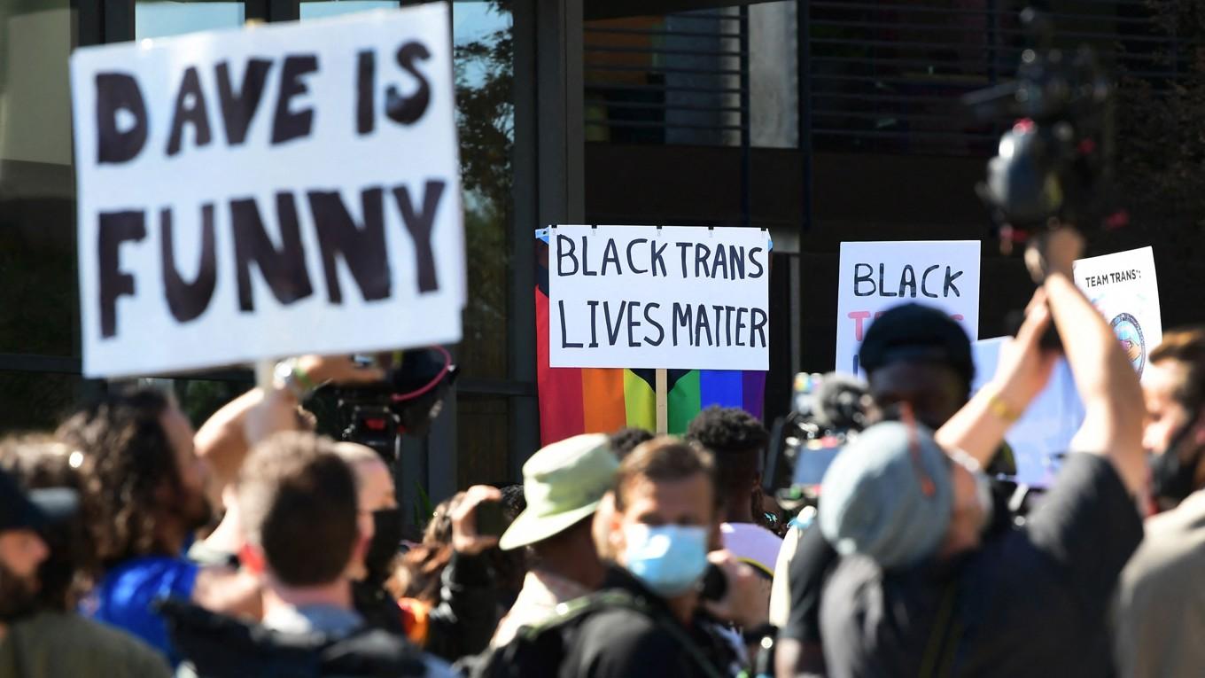 Demonstranter och motdemonstranter i Los Angeles som är oense om huruvida komikern Dave 
Chapelles skämt om transpersoner var kränkande 
– eller roliga. Foto: Frederic J. Brown/AFP via Getty Images
