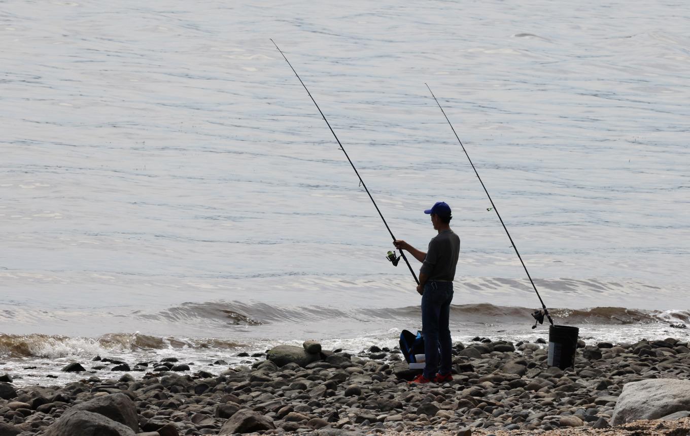 "Trolling", ursprunget till talet om troll på internet, syftar i själva verket på fiske med kastspö. I Sverige fiskas det helt öppet i grumliga vatten, menar skribenten. Foto: Bruce Bennett/Getty Images