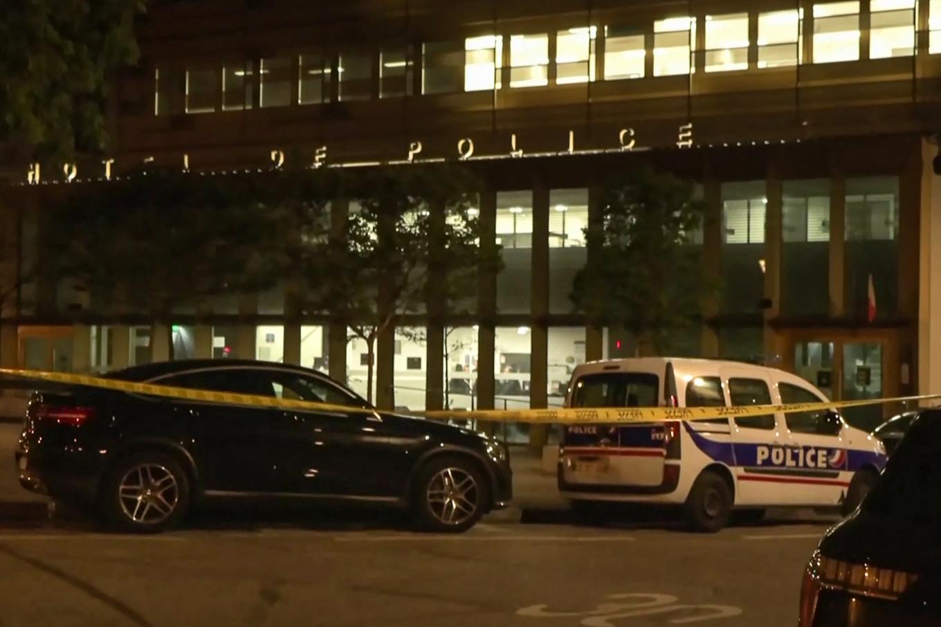 Två poliser blev beskjutna och skadade av en man på en polisstation i franska huvudstaden Paris på torsdagskvällen. Foto: Fabien Dallot/AFPTV/AFP via Getty Images