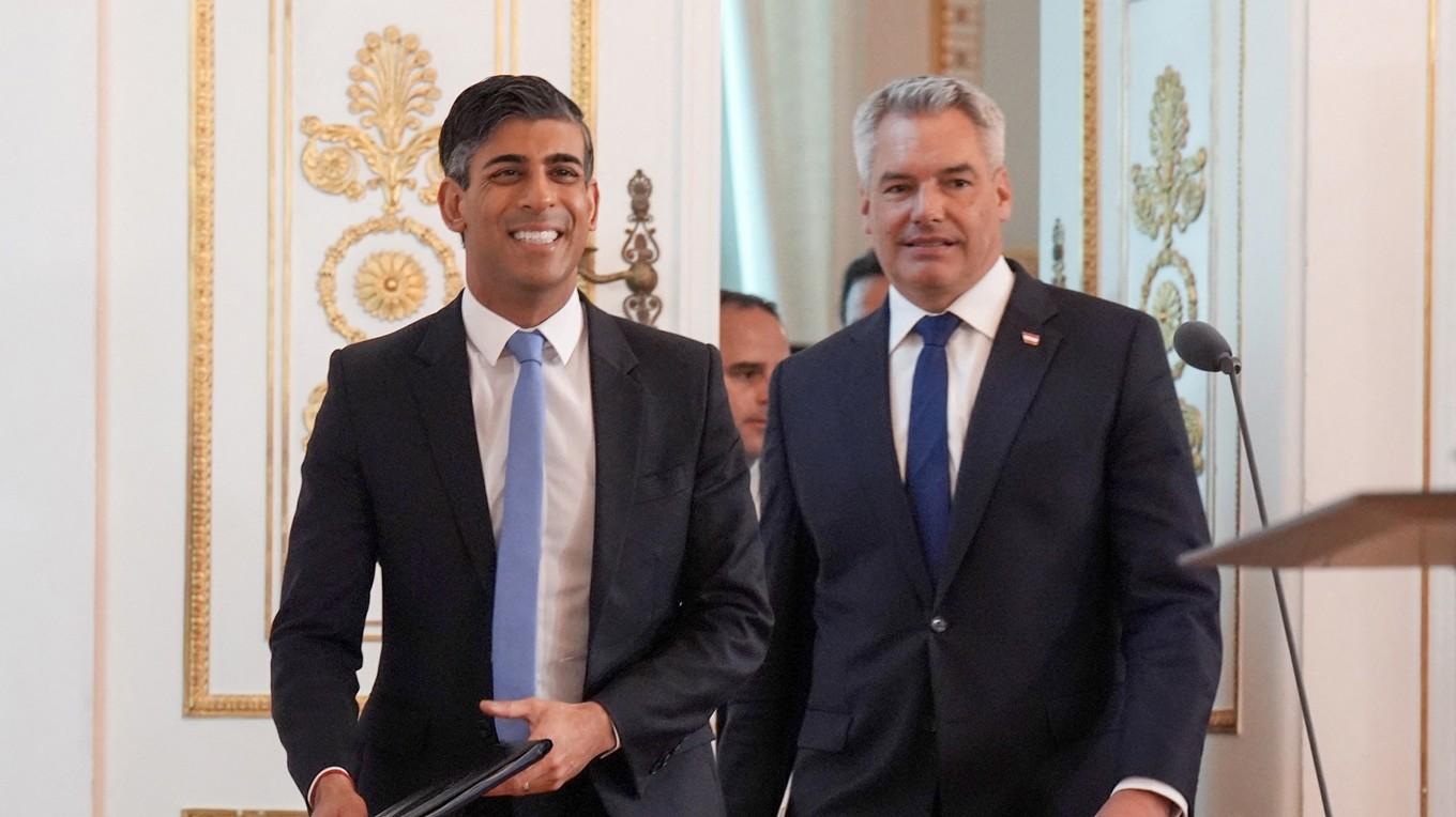 Österrikes förbundskansler Karl Nehammer och Storbritanniens premiärminister Rishi Sunak den 21 maj i samband med en pressträff. Foto: Jordan Pettitt/POOL/AFP via Getty Images