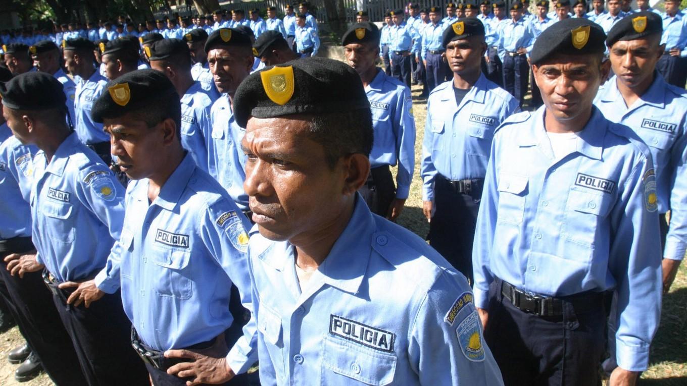 Polis i Östtimors huvudstad Dili. Efter förbudet ska polisen nu genomföra ”särskilda brottsförebyggande åtgärder” mot kampsportsvåld. Foto: Candido Alves/AFP via Getty Images