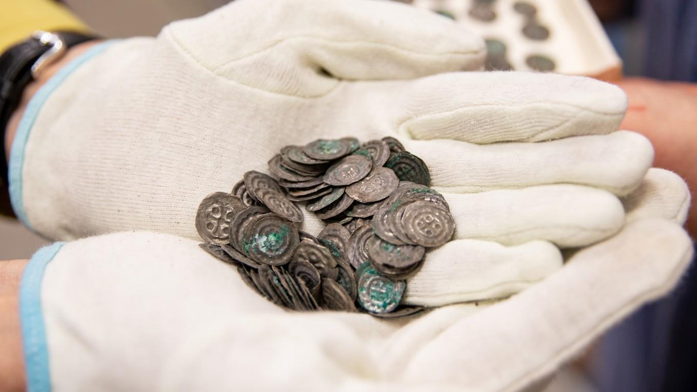 I mars påträffades en oväntad samling mynt i en grav vid Brahekyrkan på Visingsö. Några av mynten har en tidigare obekant prägling, vilket gör dem unika. Foto: Åsa Rosén