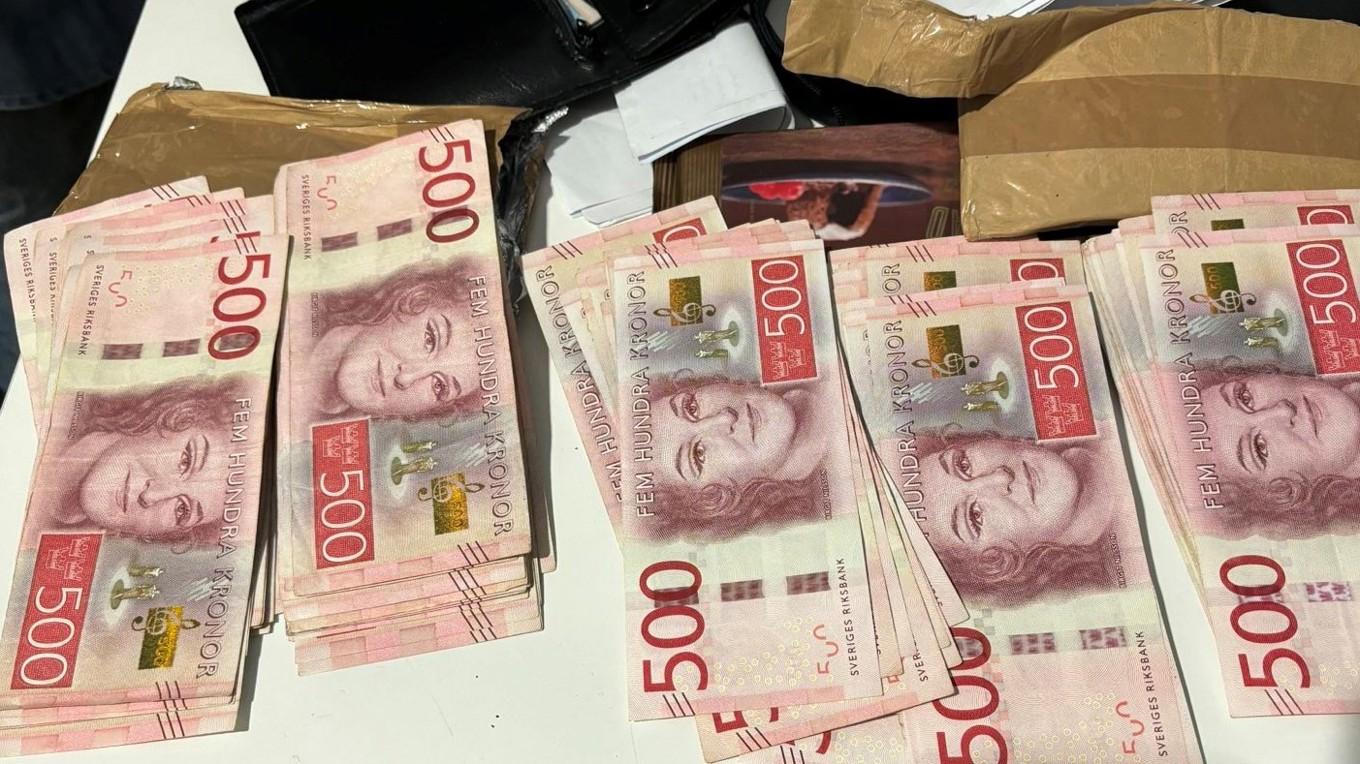 En man på väg till Iran via Istanbul stoppades på Arlanda i april. I sin handväska hittade tullpersonal 50 000 kronor fördelade på 100 stycken 500-kronorssedlar. Sedlarna var dolda i tejpade chokladförpackningar. Foto: Tullverket