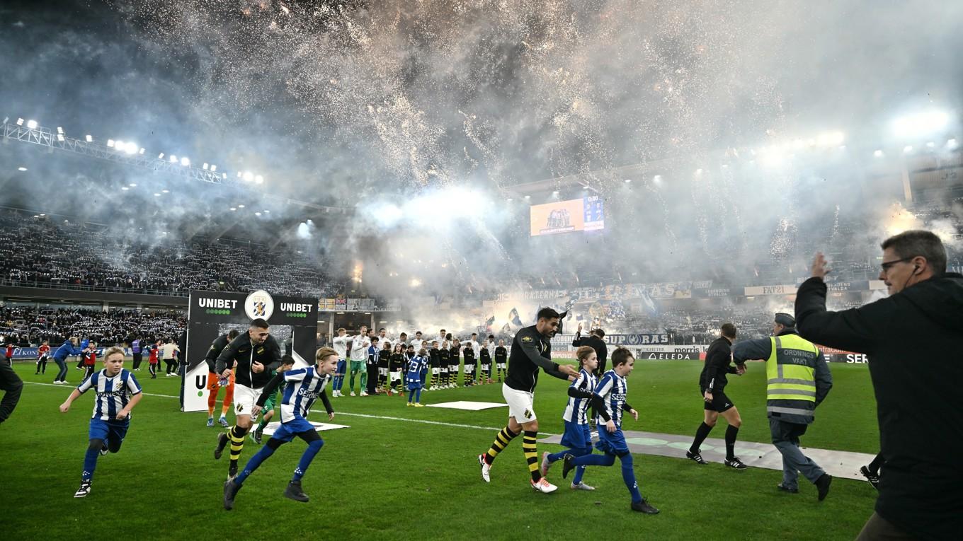 Spelare och ungdomsspelarna, som gick in med sina idoler inför sista matchen i fjol mellan IFK Göteborg och AIK, fick fly i panik när de pyrotekniska attiraljerna brann av på arenan. Foto: Björn Larsson Rosvall