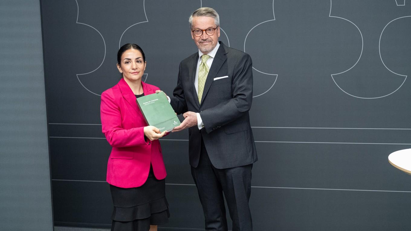 Göran Hägglund, kommitténs ordförande, lämnar över public service-betänkandet till kulturminister Parisa Liljestrand (M) den 13 maj. Foto: Roger Sahlström