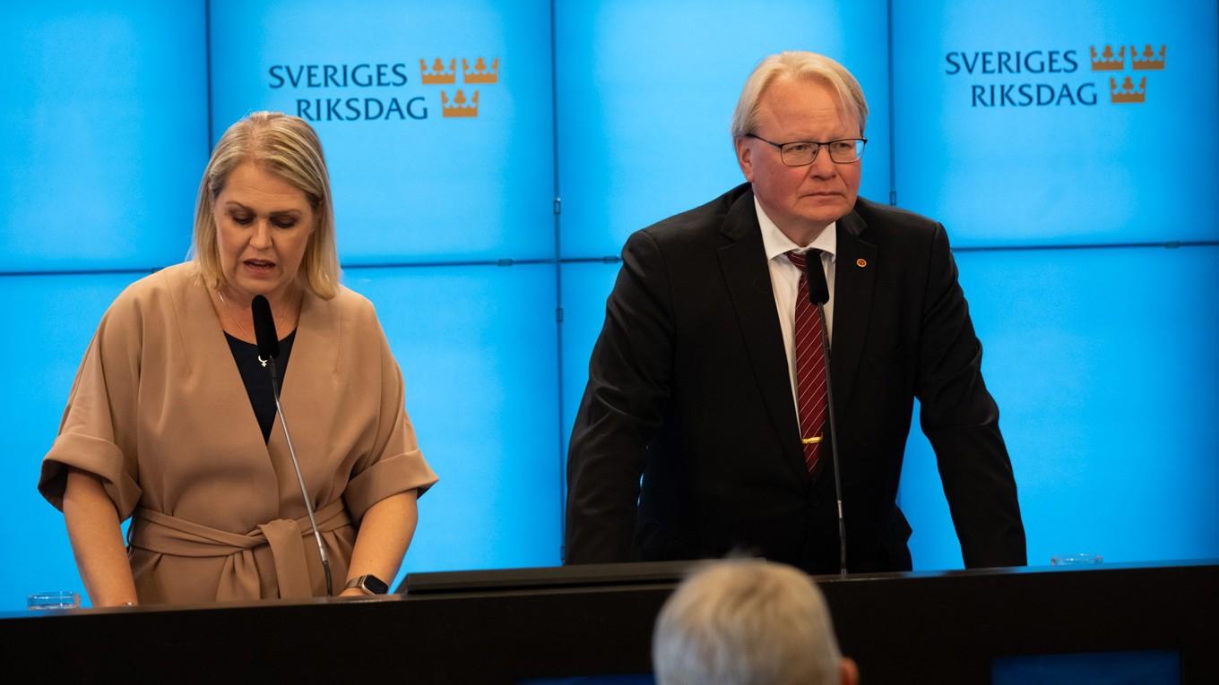 Socialdemokraternas Lena Hallengren och Peter Hultqvist under en pressträff den 15 maj efter Kalla faktas program om SD:s så kallade trollfabriker. Foto: Roger Sahlström