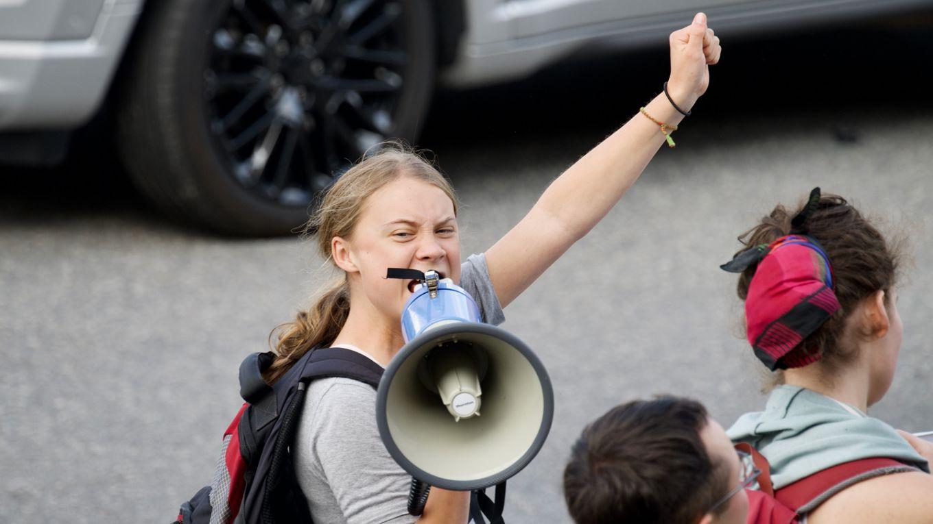 Greta Thunberg demonstrerar med Fridays for Future i Stockholm i september 2023. Intern kritik mot             Thunbergs ställningstagande i andra frågor splittrar nu organisationen. Foto: Liv Oeian/Shutterstock