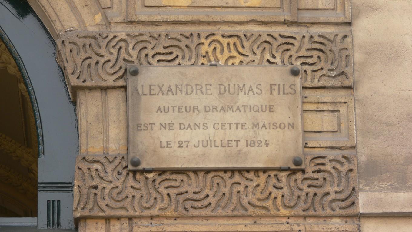 Här, på 1 place Boieldieu i Paris, föddes författaren och dramatikern Alexandre Dumas den yngre. Foto: Public Domain
