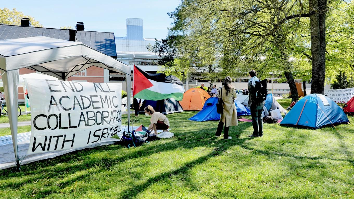 Tältläger vid Stockholms universitet. Skribenten menar att högskolor och universitet inte ska vara en plats för utrikespolitik. Foto: Marcus Strand