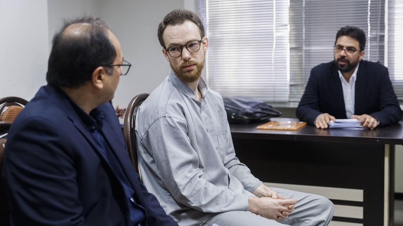 Johan Floderus (i mitten) i samband med en domstolsförhandling i Tehran i Iran den 10 december 2023. Foto: Amir Abbas Ghasemi/Mizan News Agency/AFP via Getty Images