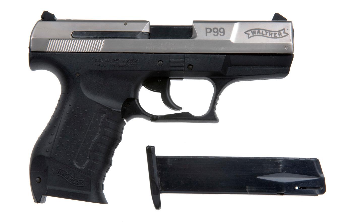 Enligt polisen och Tullverket är det enkelt för kriminella att konvertera start- och tårgasvapen till skarpa vapen som sedan ofta används i gängskjutningar. Sådana vapen har kunnat kopplas till minst ett 50-tal skjutningar. Foto: Polisen