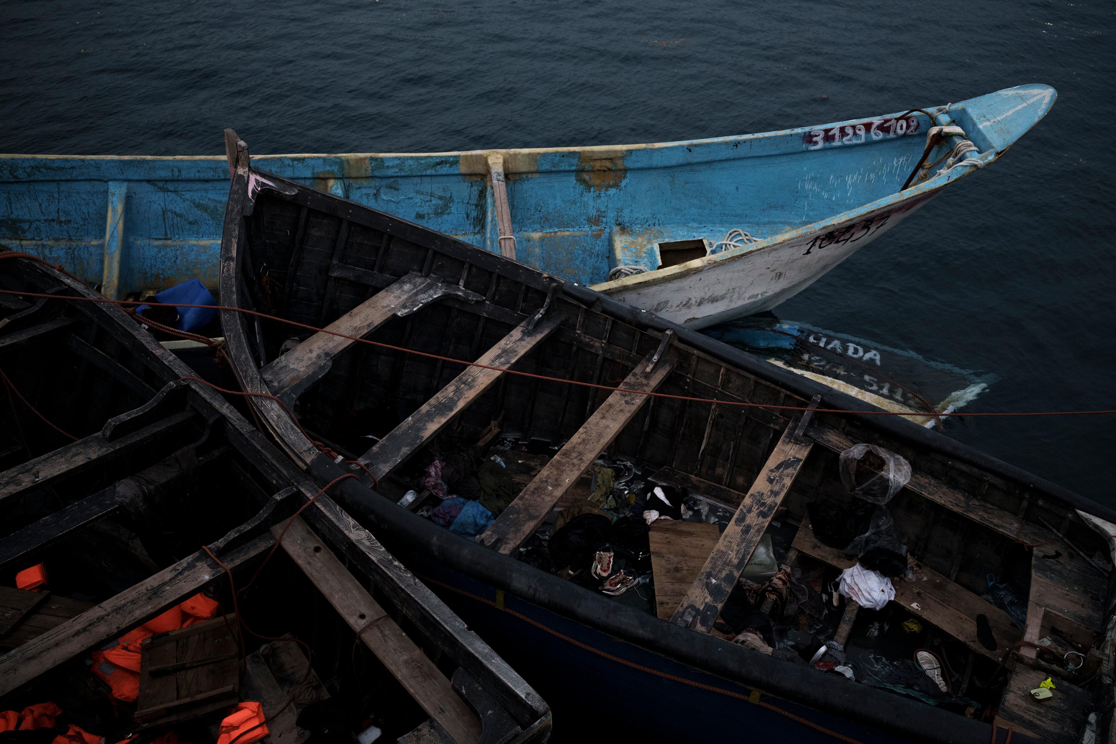 Tomma migrantbåtar i hamnen i Arguineguín på Gran Canaria i november 2021. Foto: Felipe Dana/AP/TT