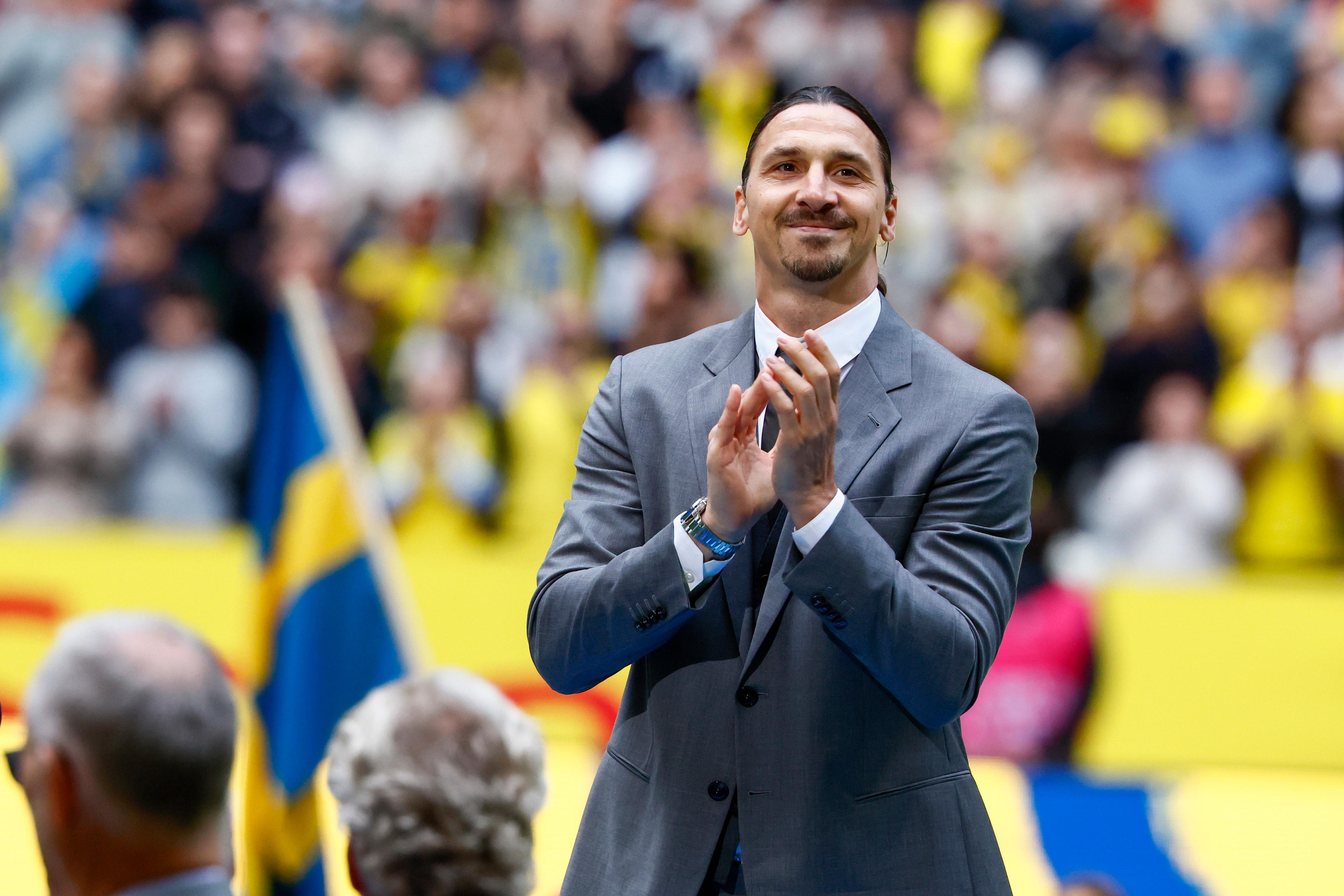 Zlatan Ibrahimovic avtackas och hyllas. Foto: Stefan Jerrevång/TT