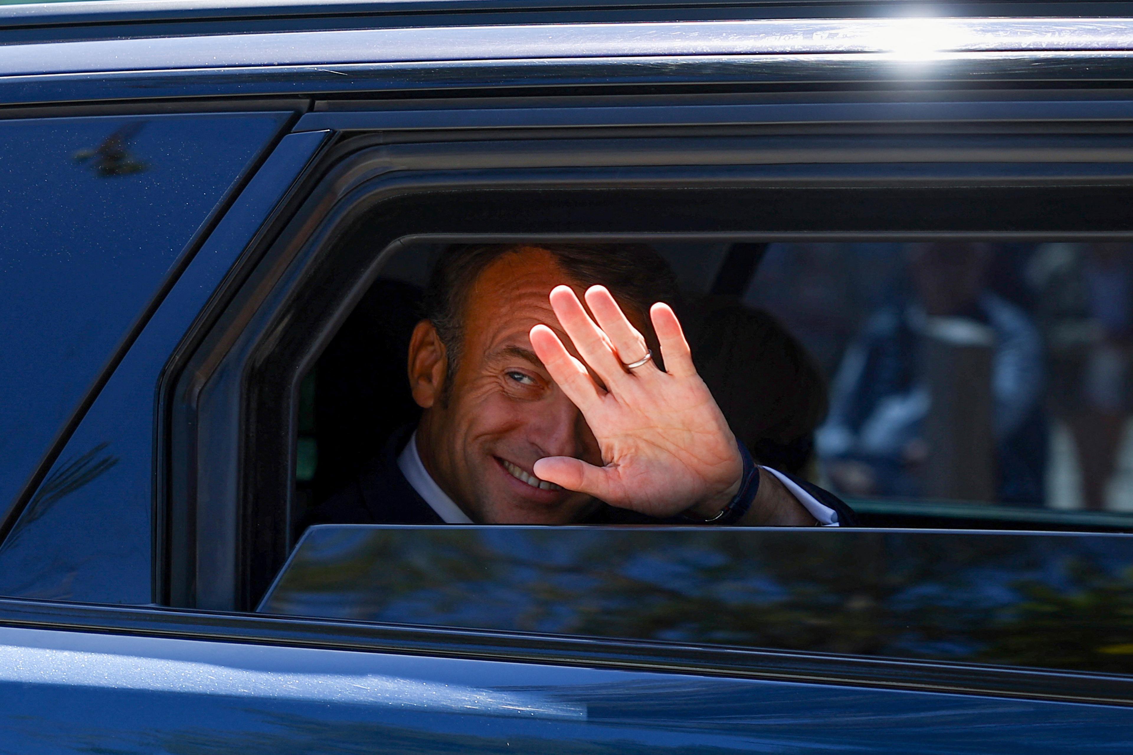 Frankrikes president Emmanuel Macron, fotograferad efter att han röstat på söndagen. Foto: Hannah McKay/AP/TT