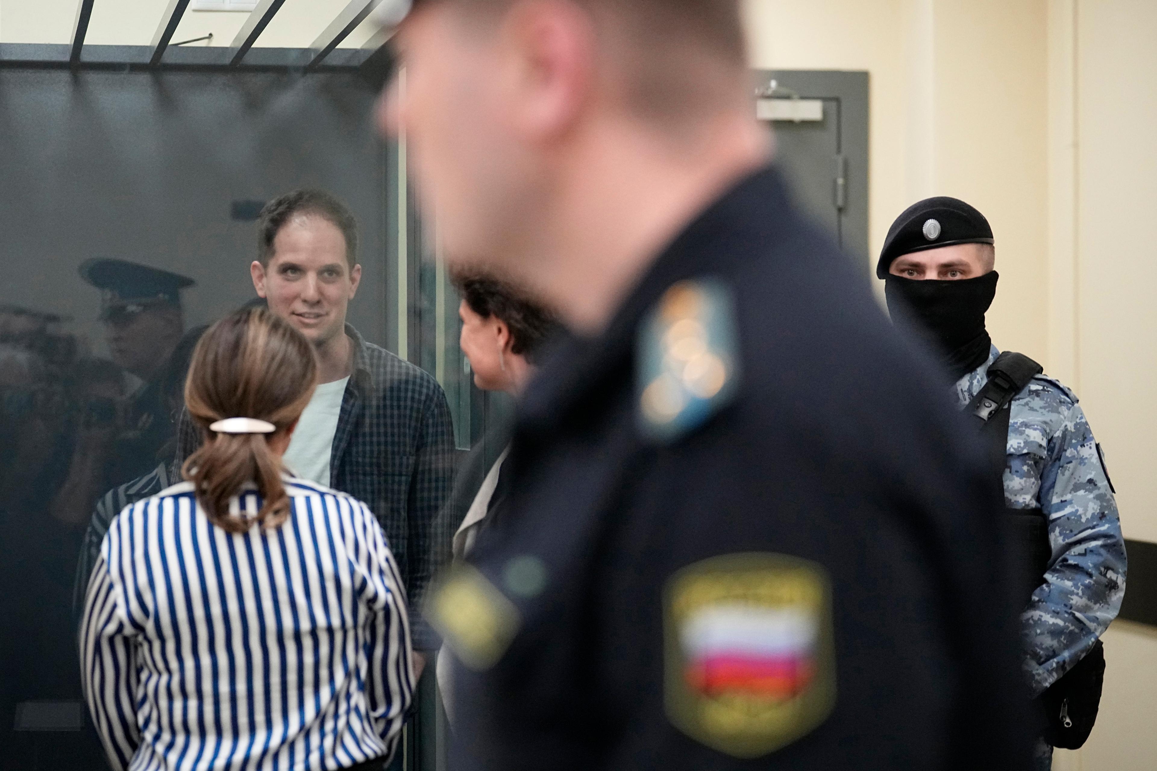 Wall Street Journals reporter Evan Gershkovich vid en rättslig förhandling i april. Foto: Alexander Zemlianichenko/AP/TT