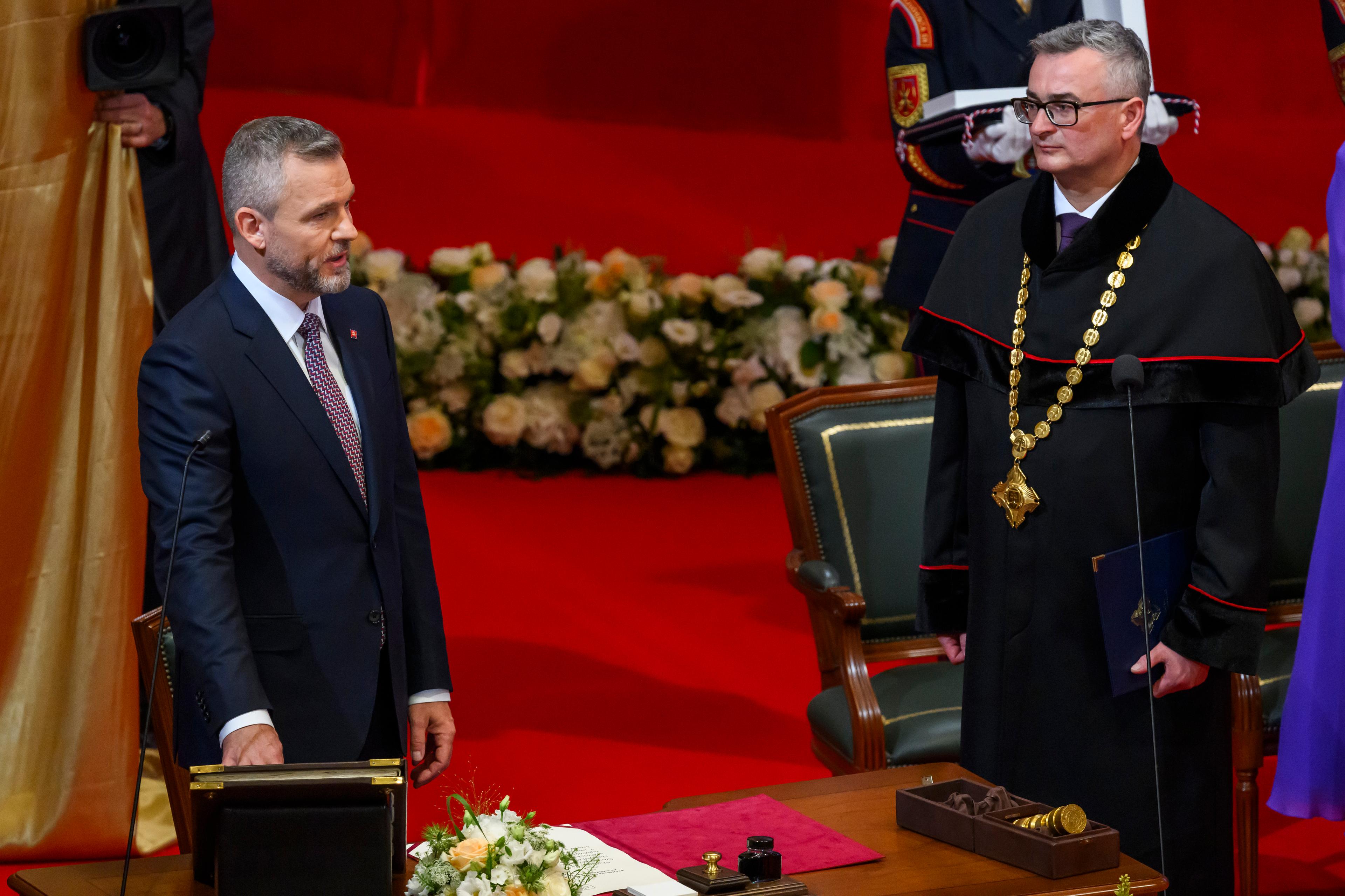 Slovakiens nye president Peter Pellegrini (till vänster) svärs in. Foto: Jaroslav Novak