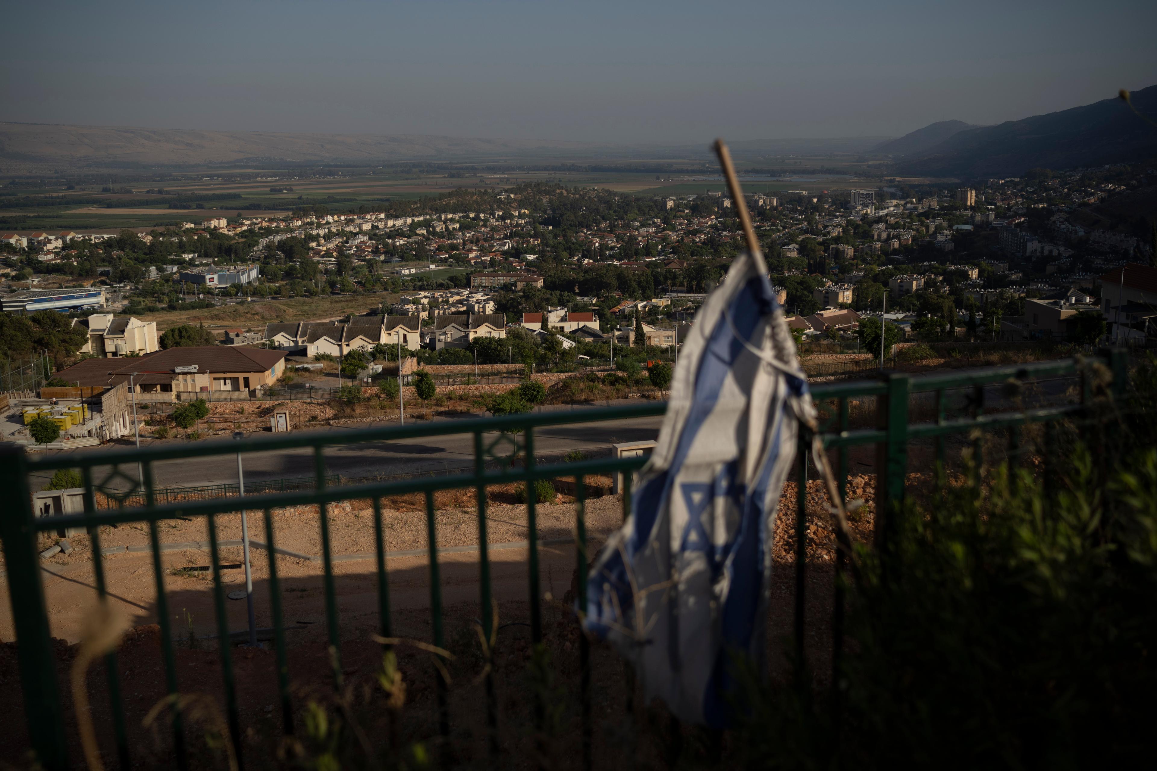 Vy över hus i israeliska Kiryat Shmona, som ligger nära gränsen till Libanon, där stridigheter mellan Hizbollah och Israel pågått sedan oktober förra året. Foto: Leo Correa/AP/TT
