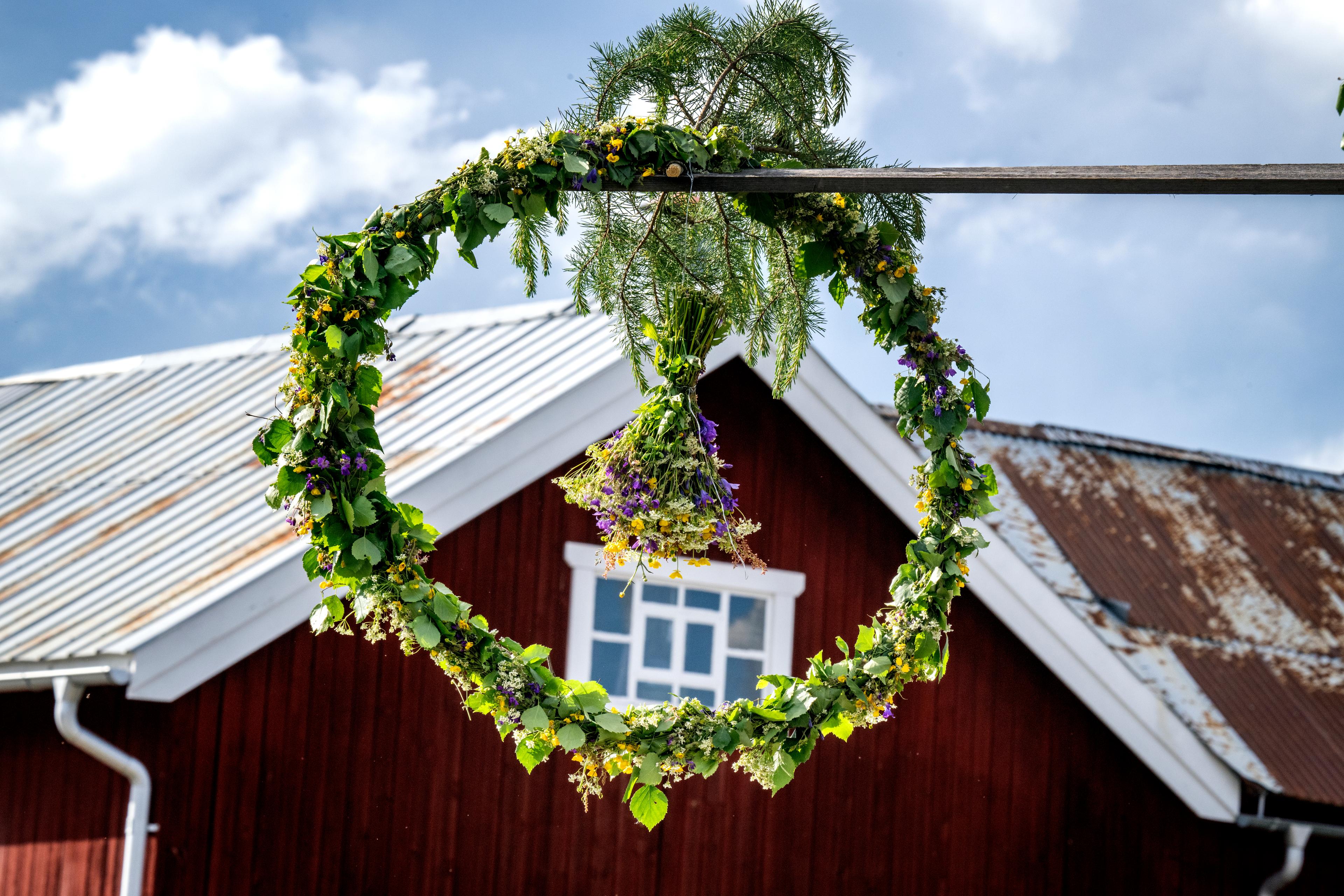 Det väntar soligt midsommarfirande i större delen av landet enligt SMHI. Bild från Sifferbo i Gagnef, där firandet traditionsenligt tjuvstartade redan i söndags. Foto: Ulf Palm/TT