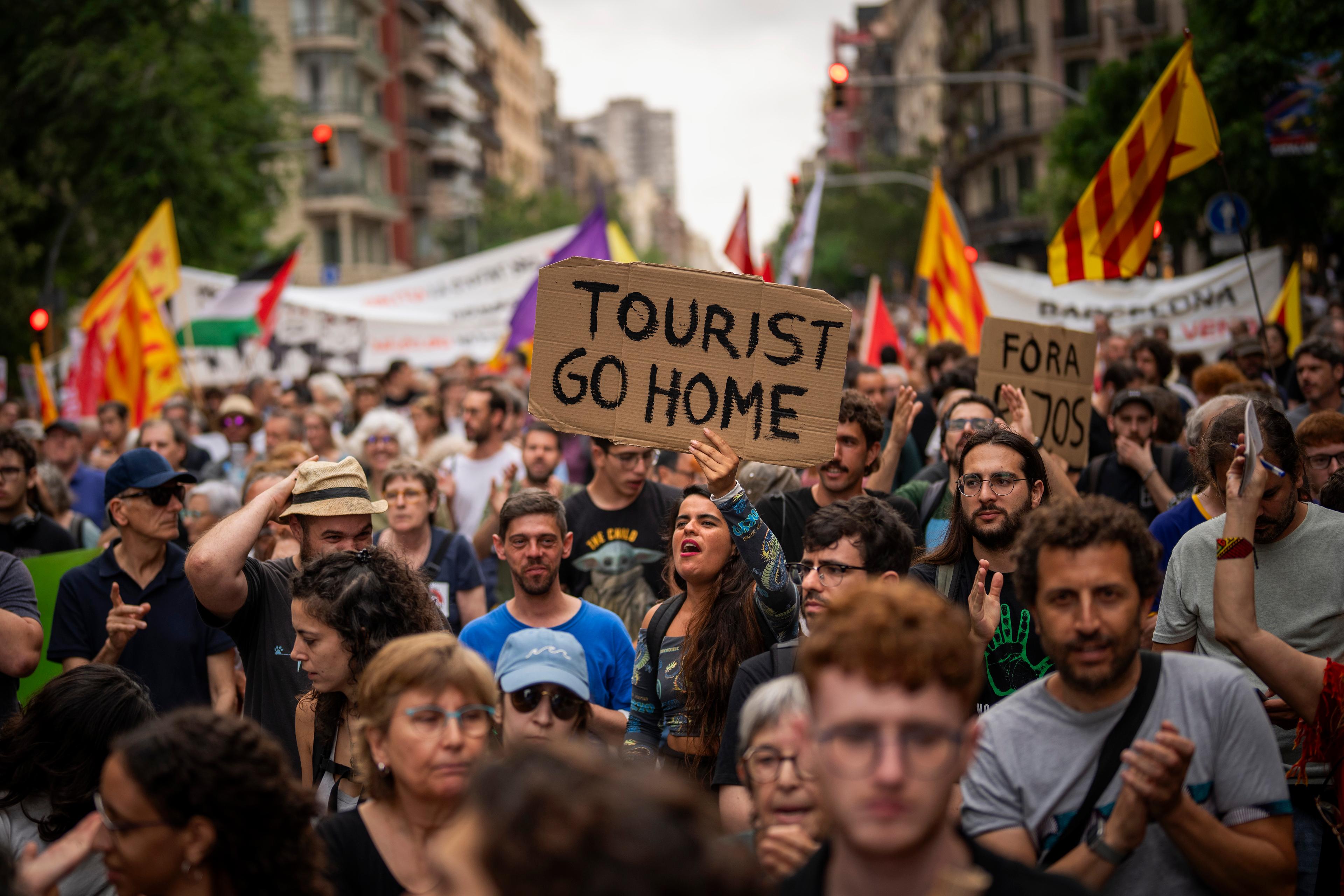 Barcelonabor protesterar mot massturism. Bild från tidigare i juni. Foto: Emilio Morenatti/AP/TT