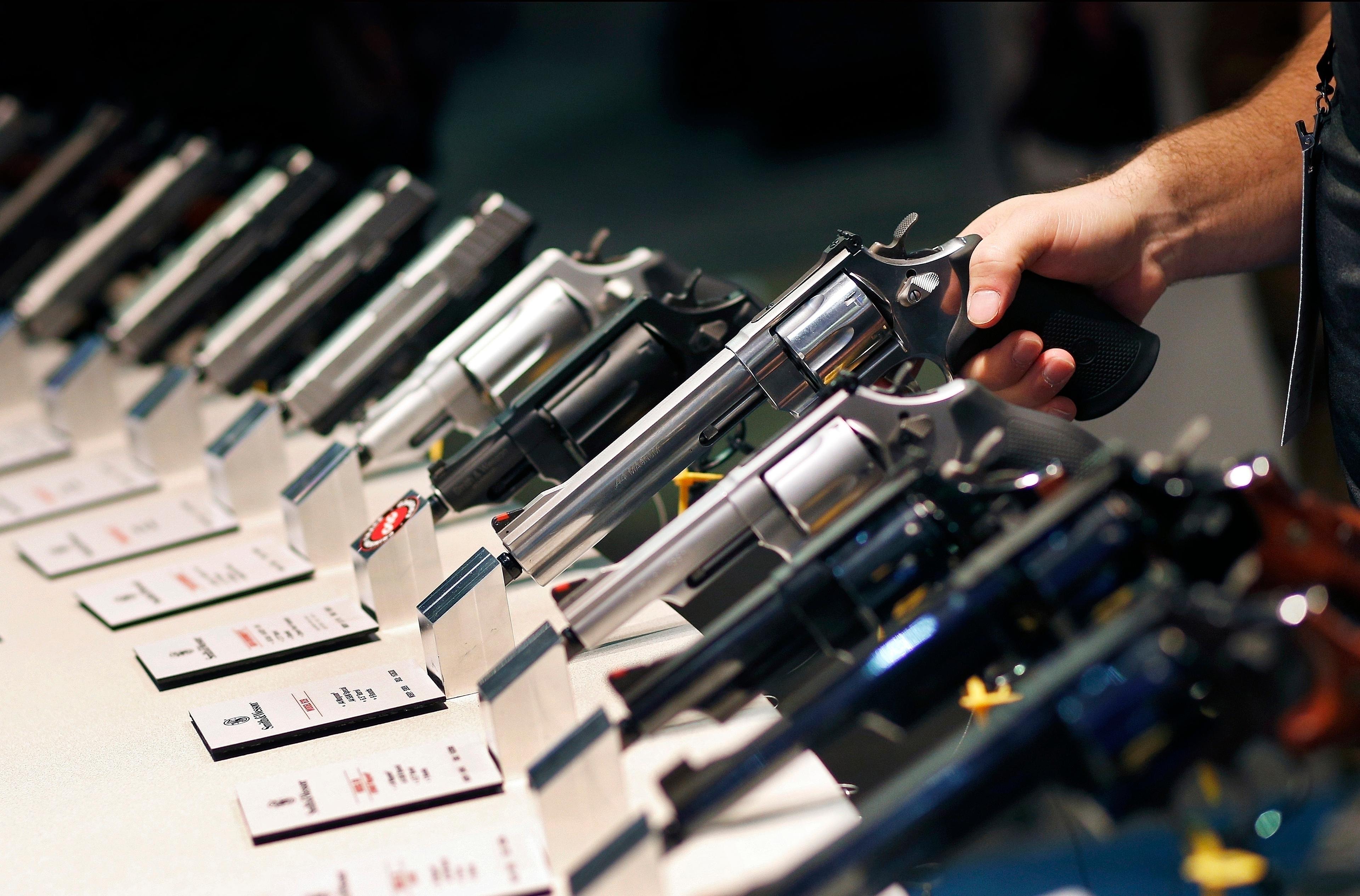 Trots god vinst för Smith &|Wesson förra kvartalet föll vapentillverkarens aktie på New York-börsen. Arkivbild. Foto: John Locher/AP/TT
