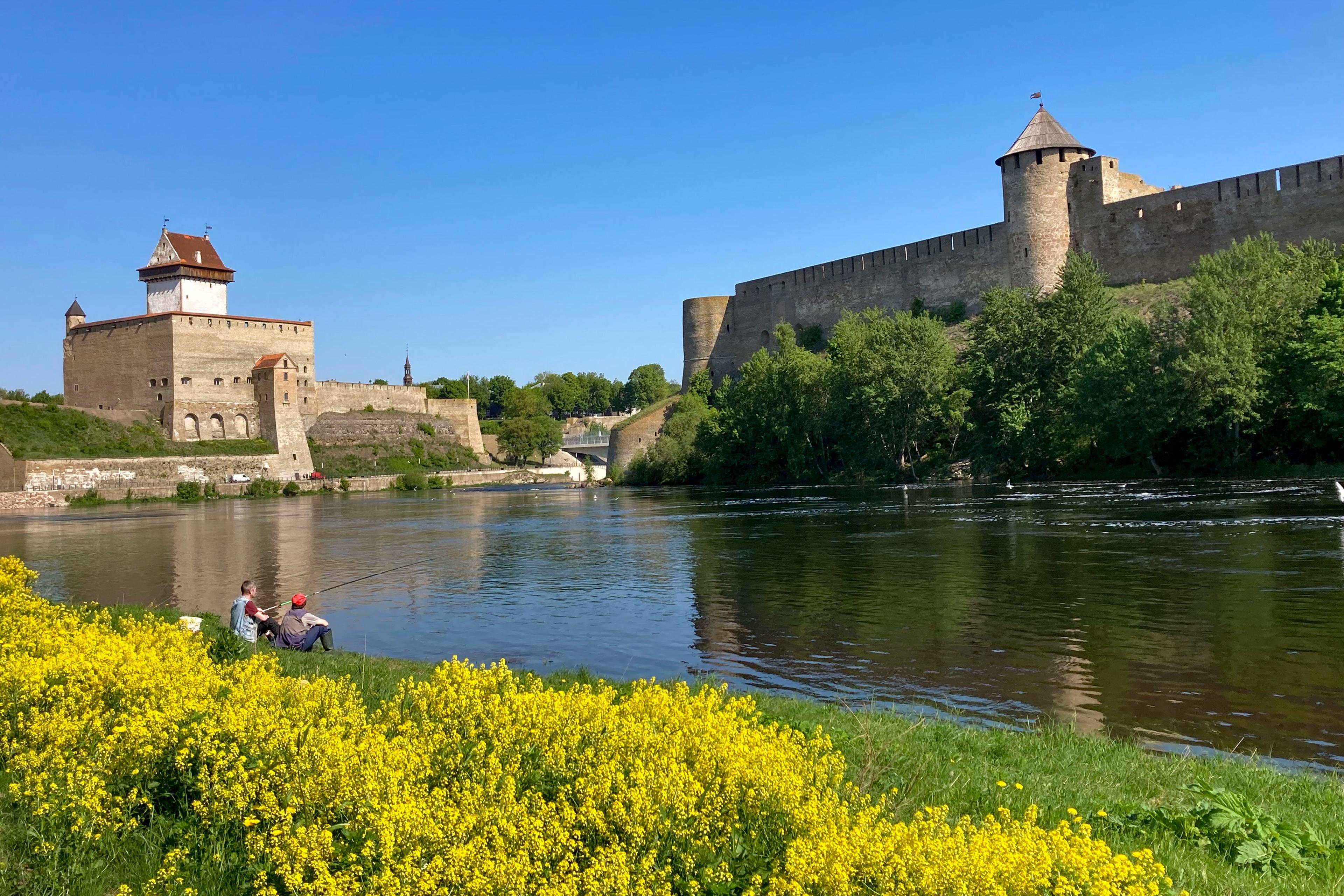 På bilden ses estniska Narva till vänster och ryska Ivangorod till höger. Arkivbild. Foto: James Heintz/AP/TT
