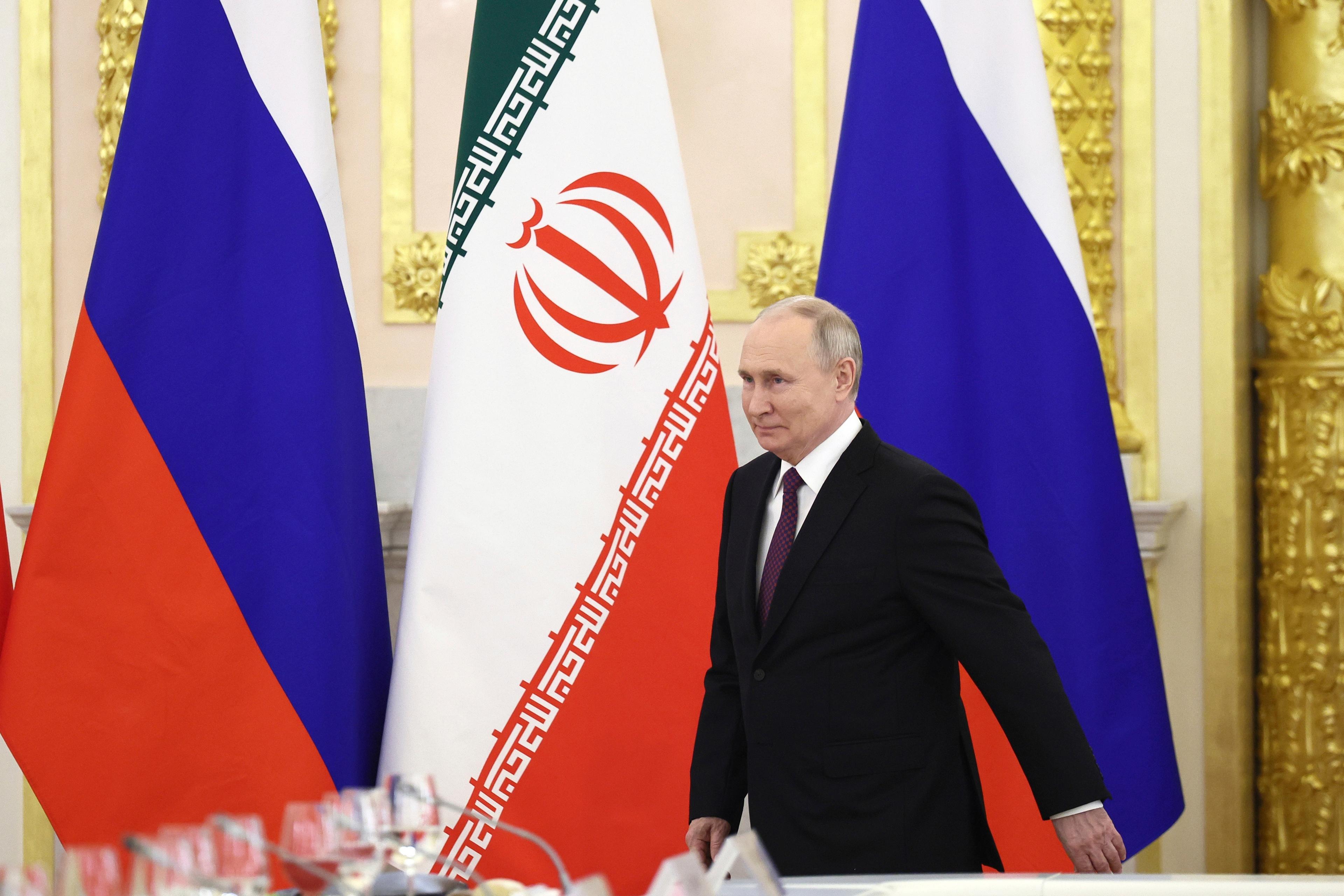 Rysslands president Vladimir Putin i samband med den sedan dess omkomne iranske presidenten Ebrahim Raisis besök i Moskva i december förra året. Arkivbild. Foto: Sergei Bobylev/Sputnik via AP/TT
