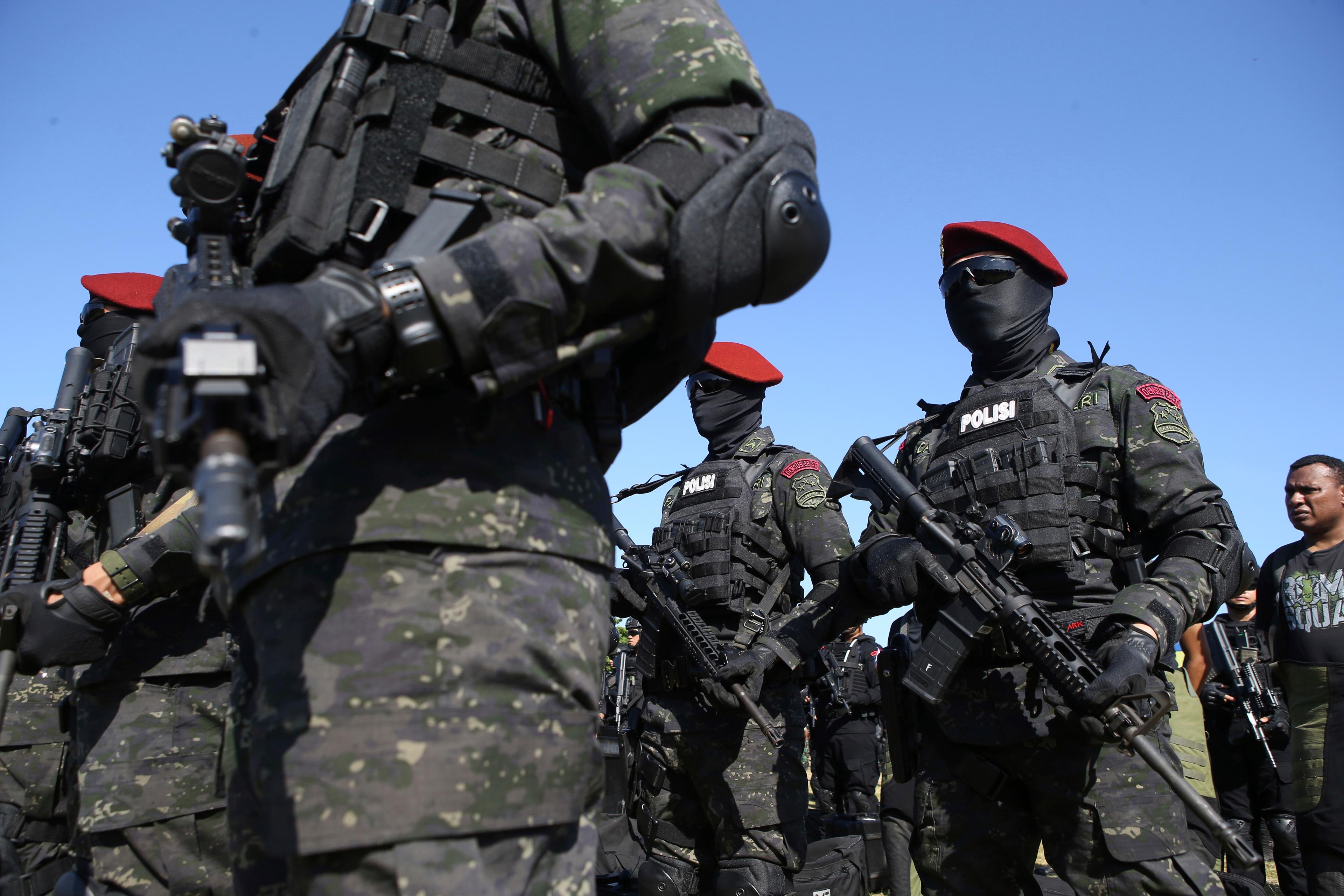 Poliser i Balis huvudort Denpasar i maj. Foto: Firdia Lisnawati/AP/TT