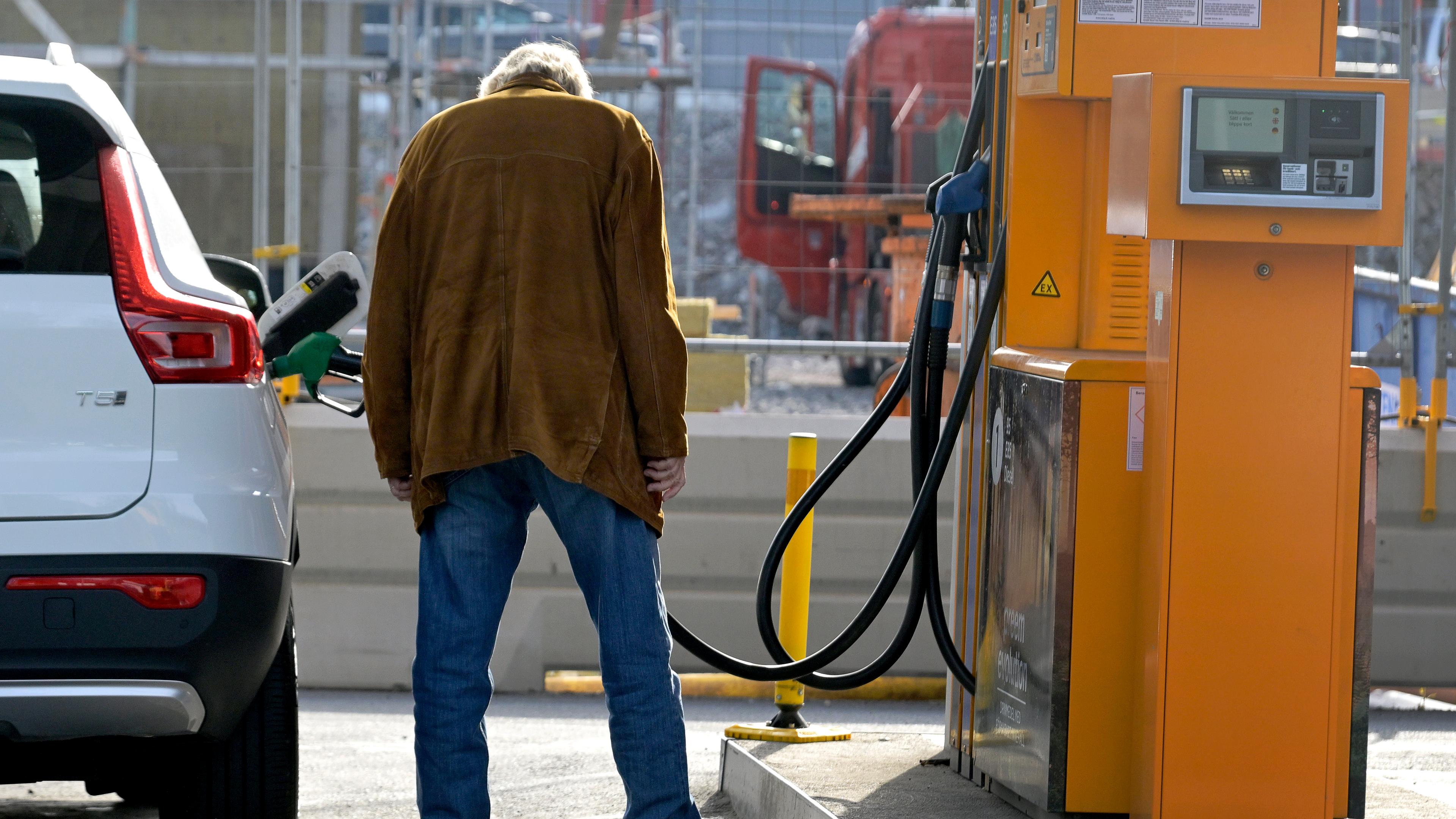 Dyrare att fylla tanken. Arkivbild. Foto: Janerik Henriksson/TT