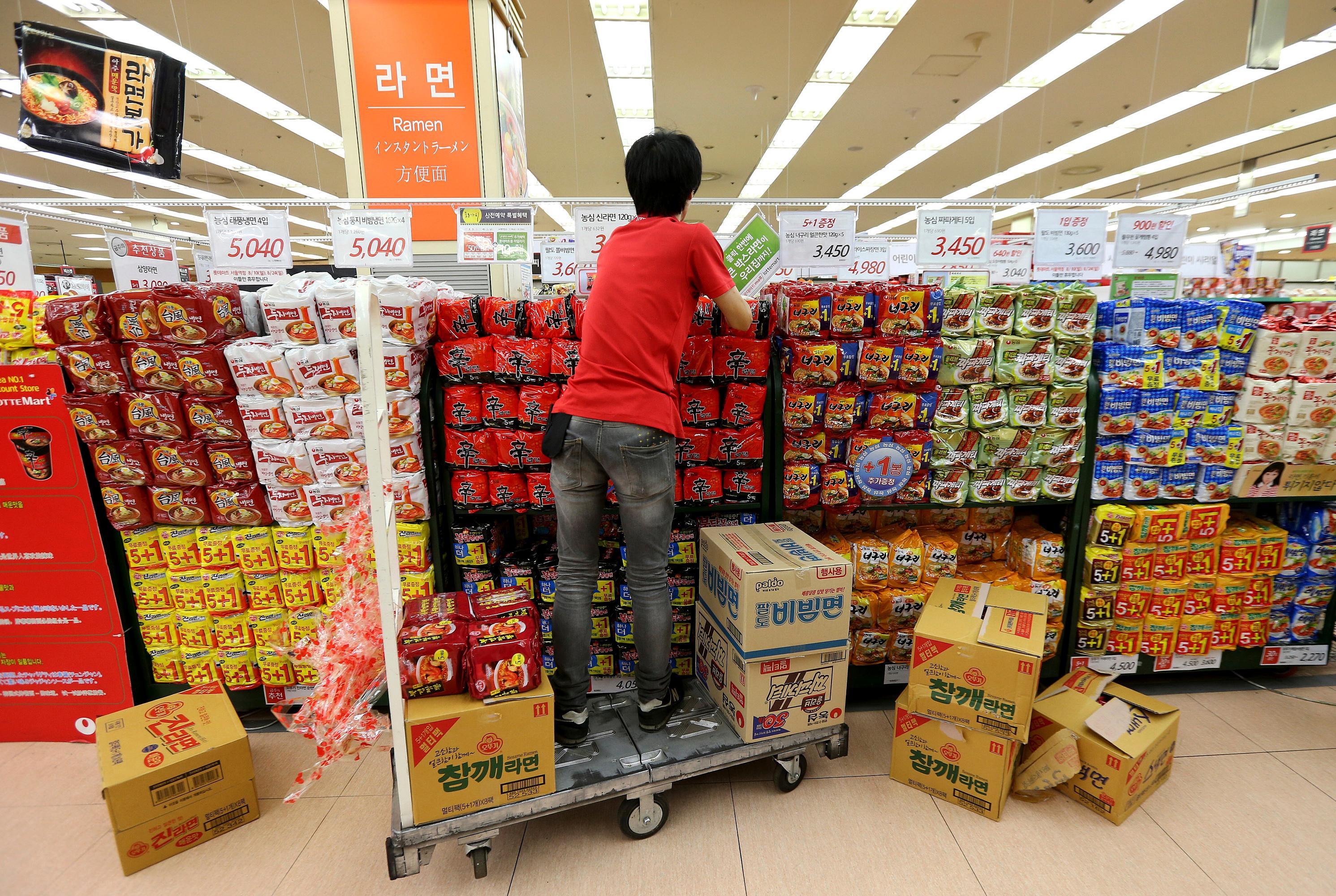 I Sydkorea har det blivit trendigt att äta snabbnudlar på väg upp till berget Hallasan, men buljongen riskerar att förstöra för vattenlevande djur i dalen. Arkivbild. Foto: Ahn Young-joon/AP/TT