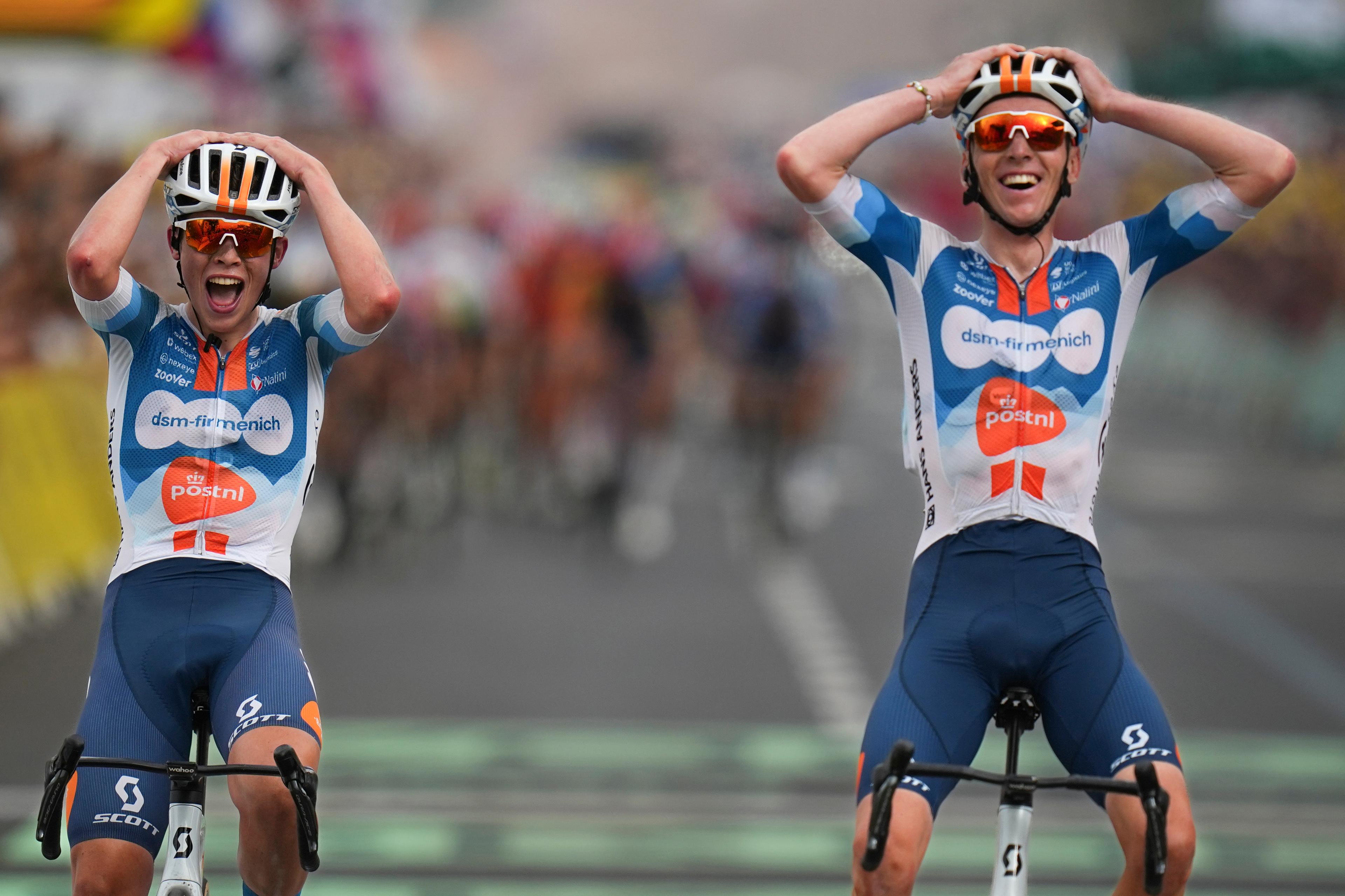 Romain Bardet, höger, och Frank van den Broek vann den första etappen av Tour de France. Foto: Daniel Cole/AP Photo/TT