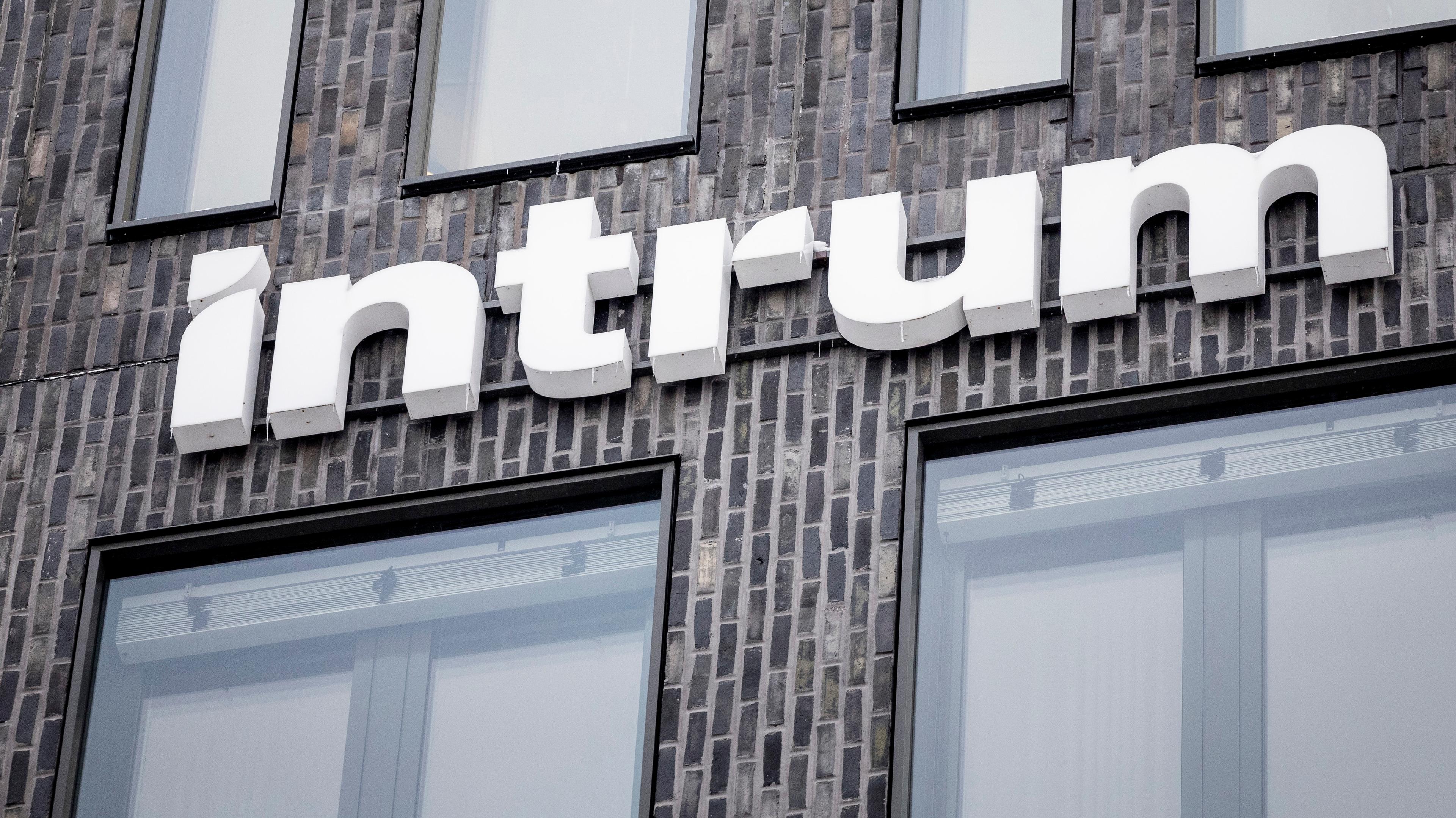 Inkassobolaget Intrum vill få ner nettoskulden till under 49 miljarder kronor. Arkivbild. Foto: Christine Olsson/TT
