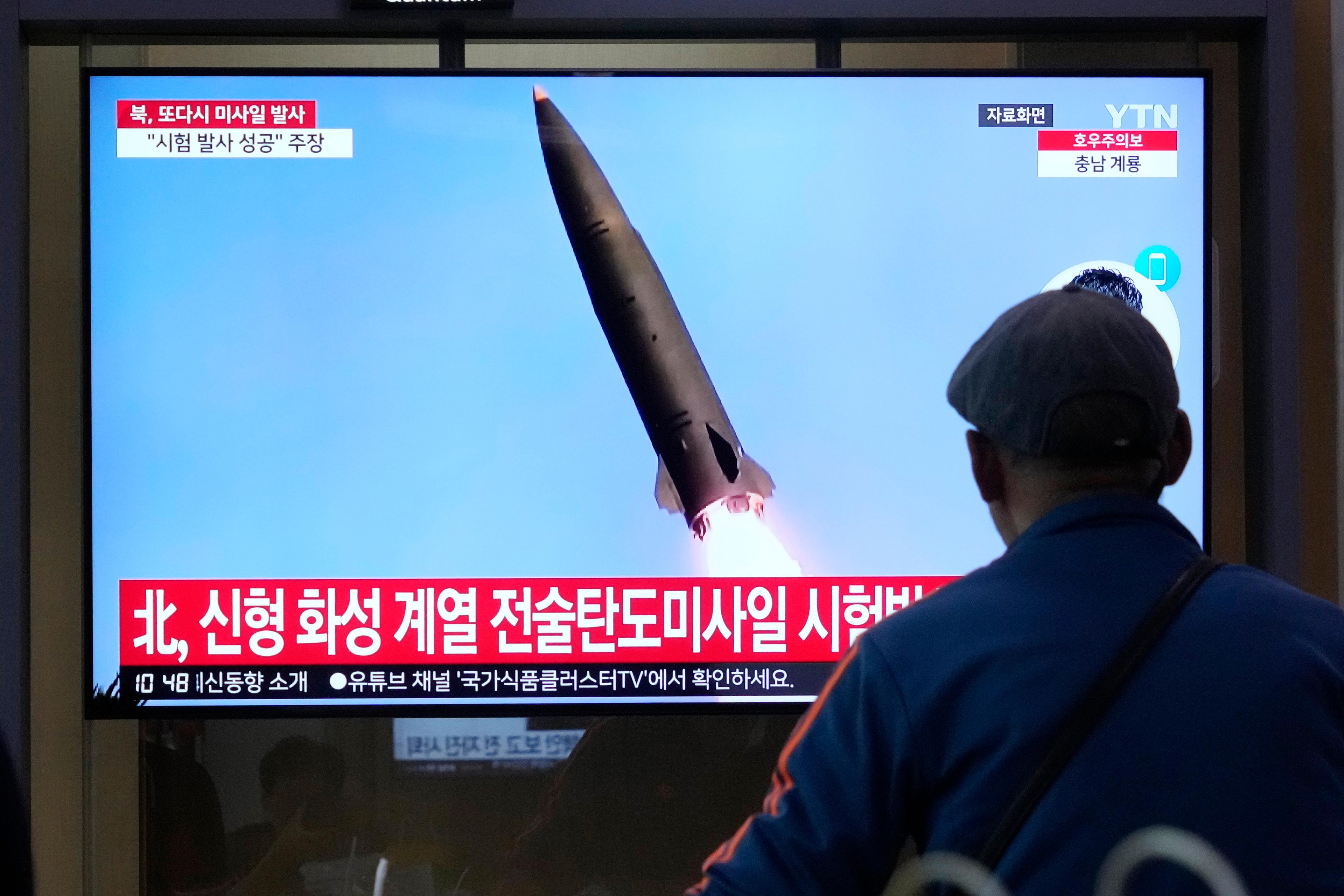 En tv-skärm på en tågstation i Sydkorea visar den nordkoreanska roboten som skjutits upp i dag. Foto: Ahn Young-joon/AP/TT
