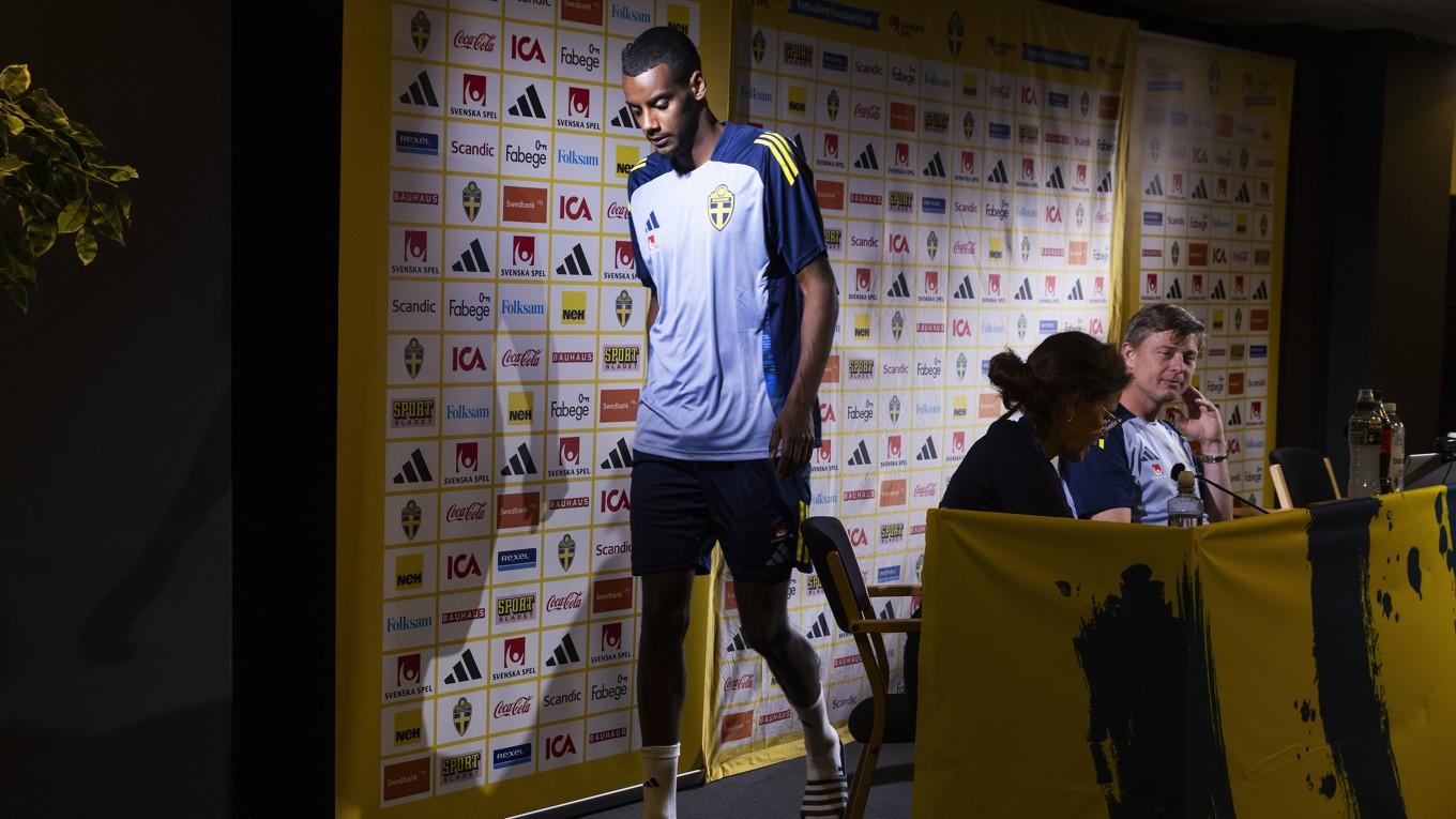 Alexander Isak lämnar tisdagens presskonferens inför matchen mot Danmark på onsdag. Foto: Daniel Nilsson/TT