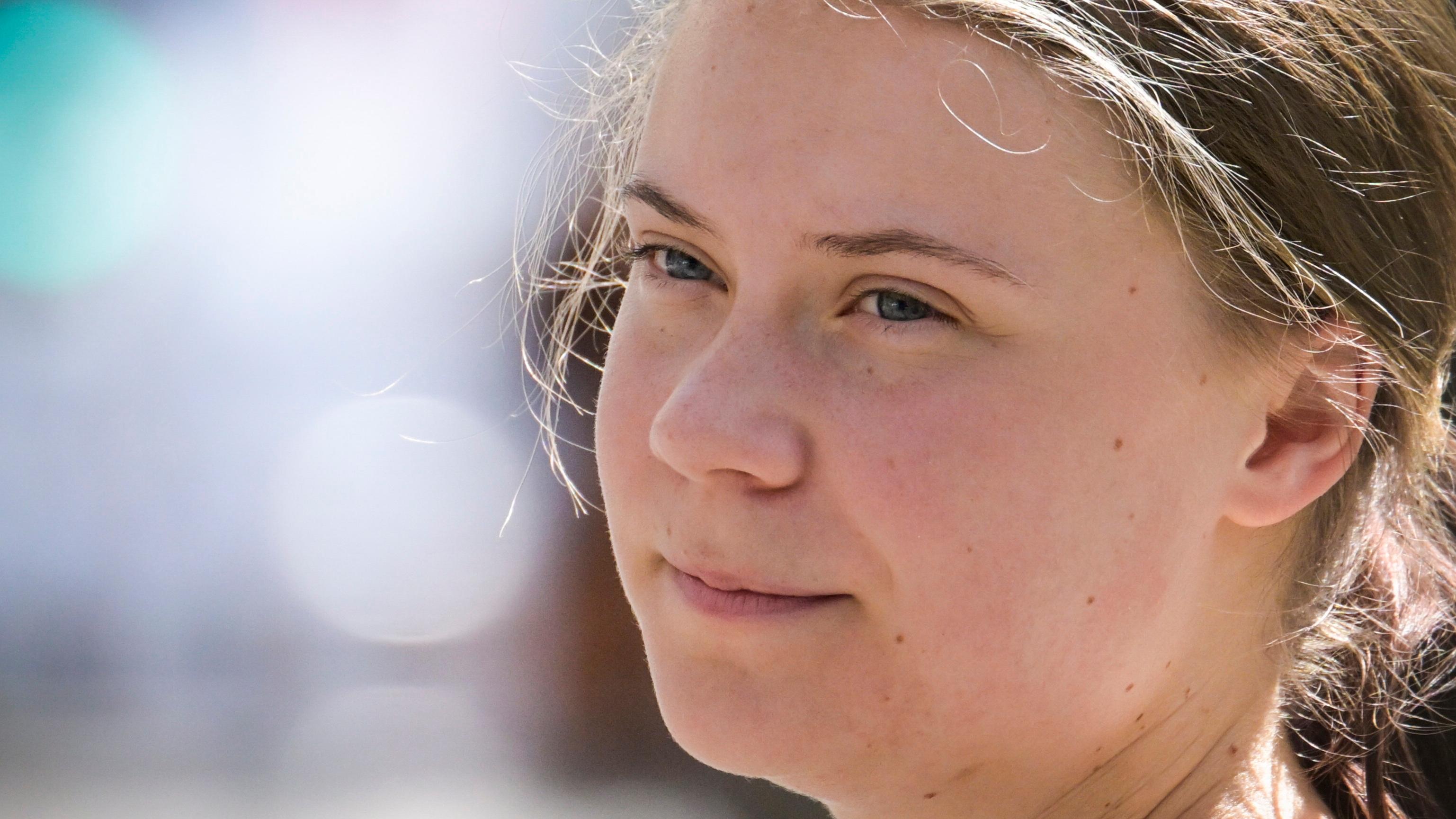 Greta Thunberg greps i Haag i samband med en demonstration. Arkivbild. Foto: Janerik Henriksson/TT