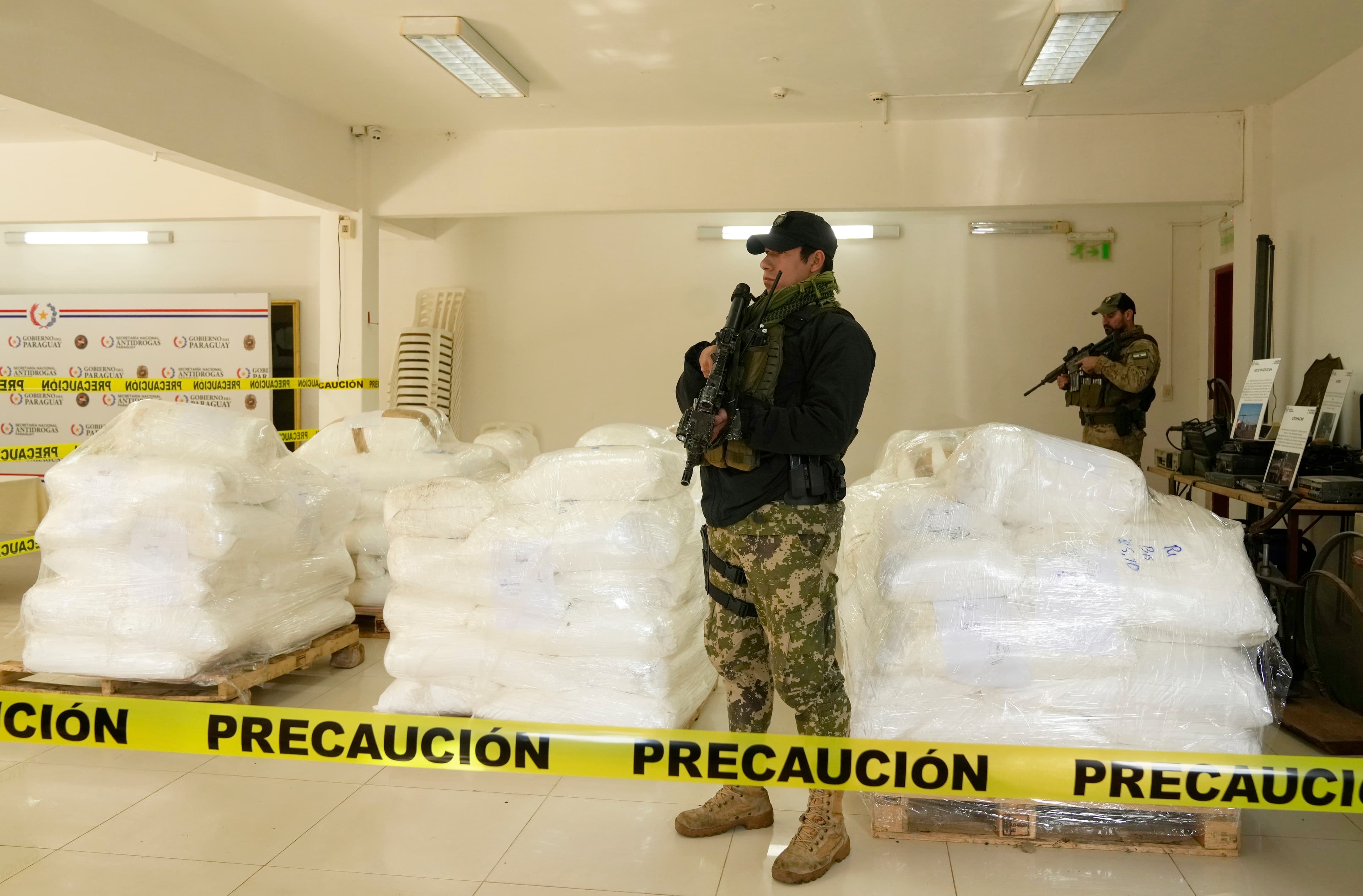 Paraguays antidrogorgan Senad vaktar kokainet från tillslaget. Foto: Jorge Saenz/AP/TT
