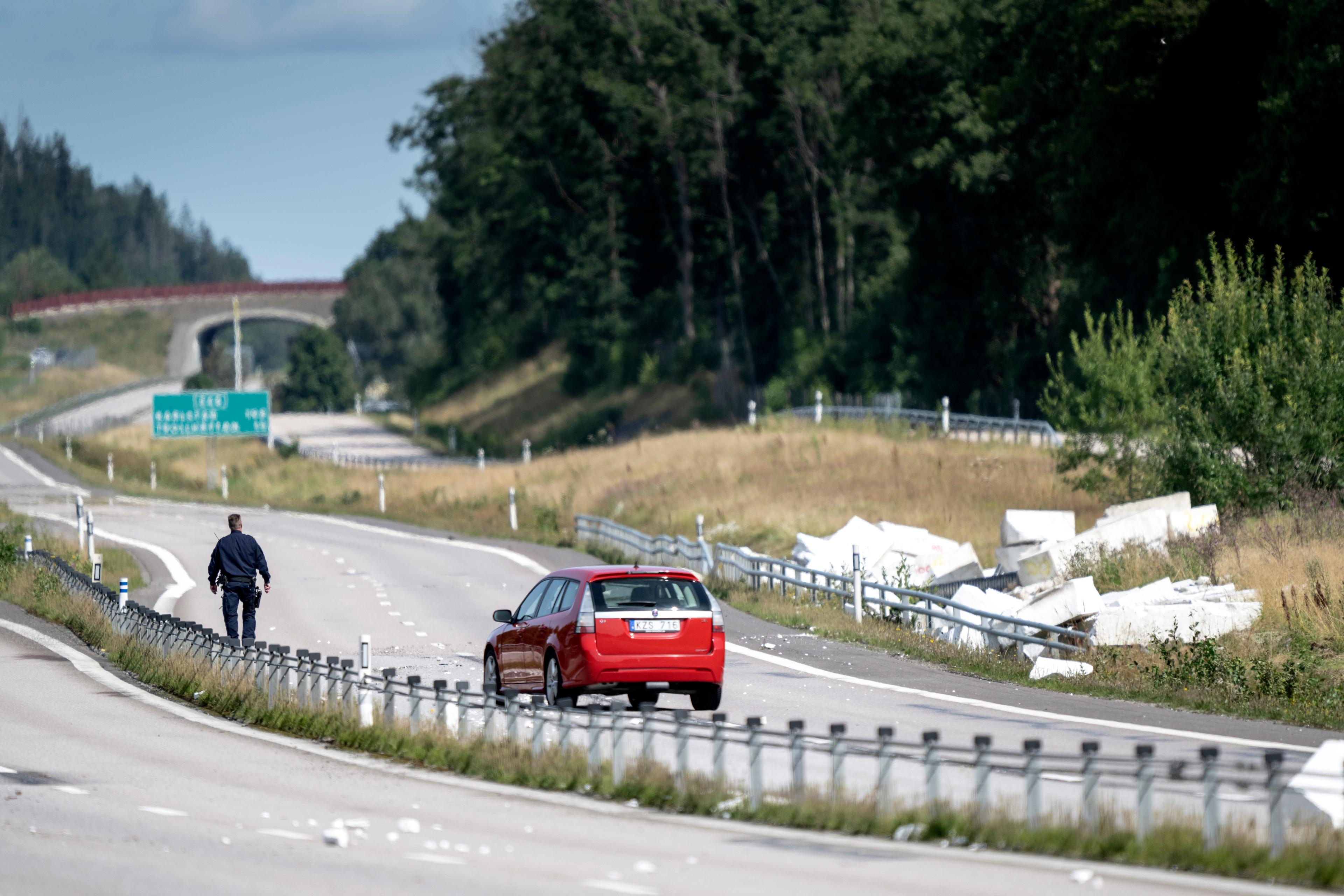 Frigoliten i högar längs E45 har varit fyllning under länsvägen strax intill, och i slänten däremellan – inte under själva motorvägen. Foto: Björn Larsson Rosvall/TT
