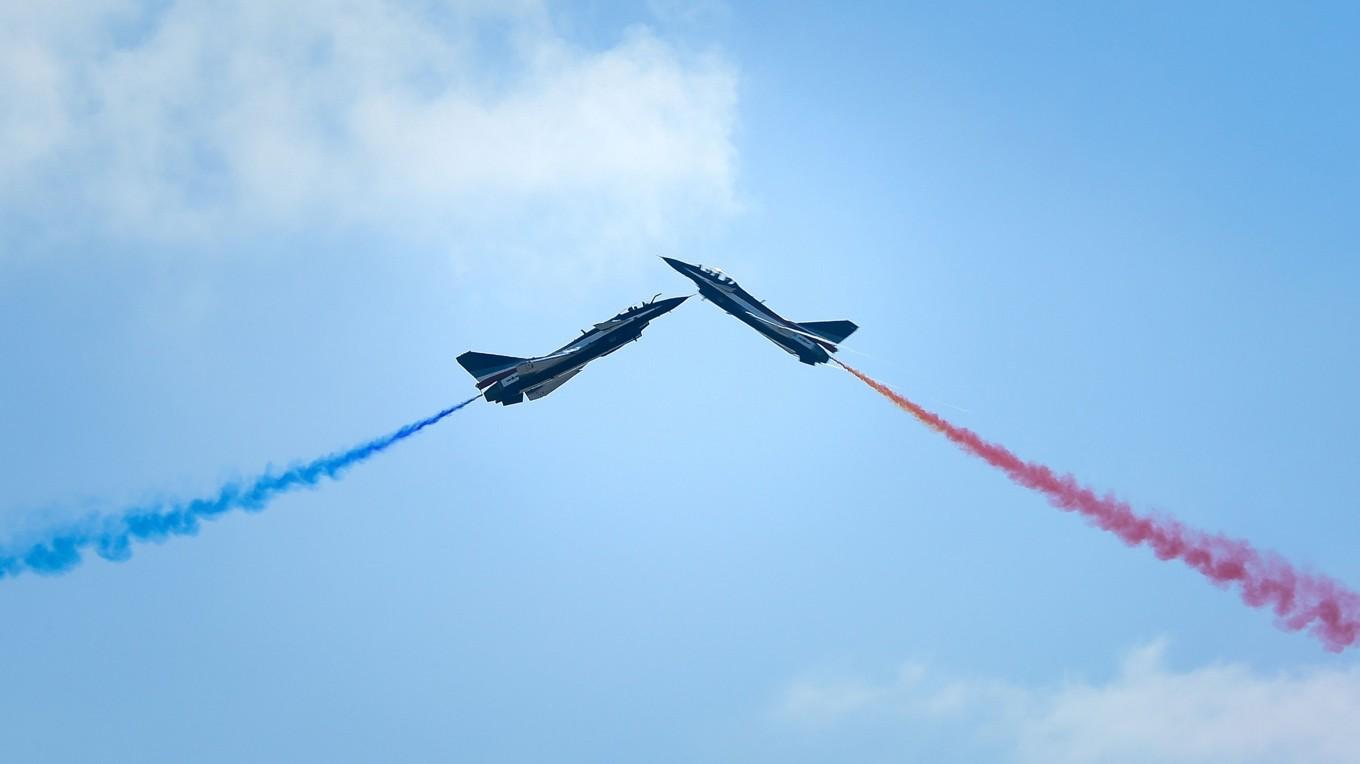 Stridsflygplan från Folkets befrielsearmés flygvapen uppträder på en luftshow i Zhuhai i Guangdongprovinsen. Foto: Wang Zhao/AFP via Getty Images